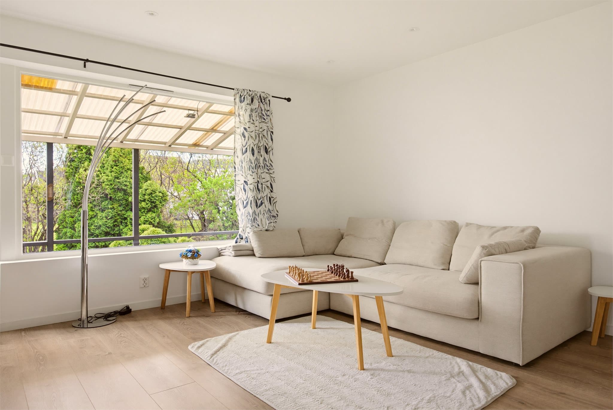 Herfra er det utsyn mot den koselige og grønne hagen. Alle vinduer i enheten 1B ble byttet i 2022.