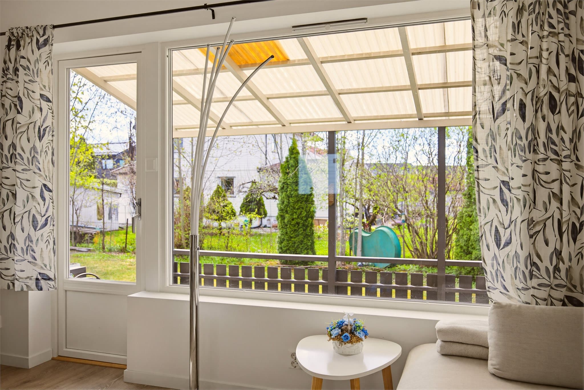 Her er det adkomst til en overbygget terrasse hvor solen og roen kan nytes.