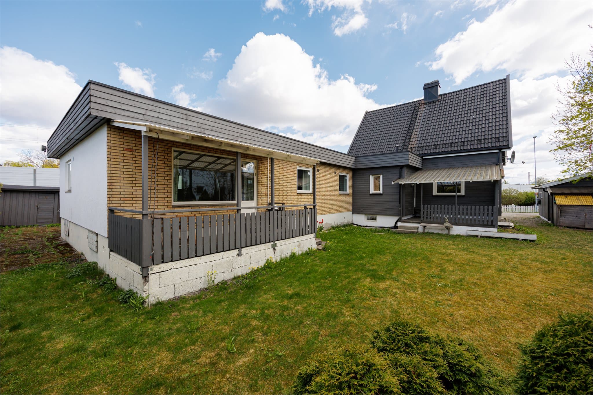 Hagen består av en romslig gressplen med fin beplantning som gir et frodig og trivelig utemiljø. I hjørnet står trær som gir naturlig skjerming og en lun ramme rundt uteområdet.
