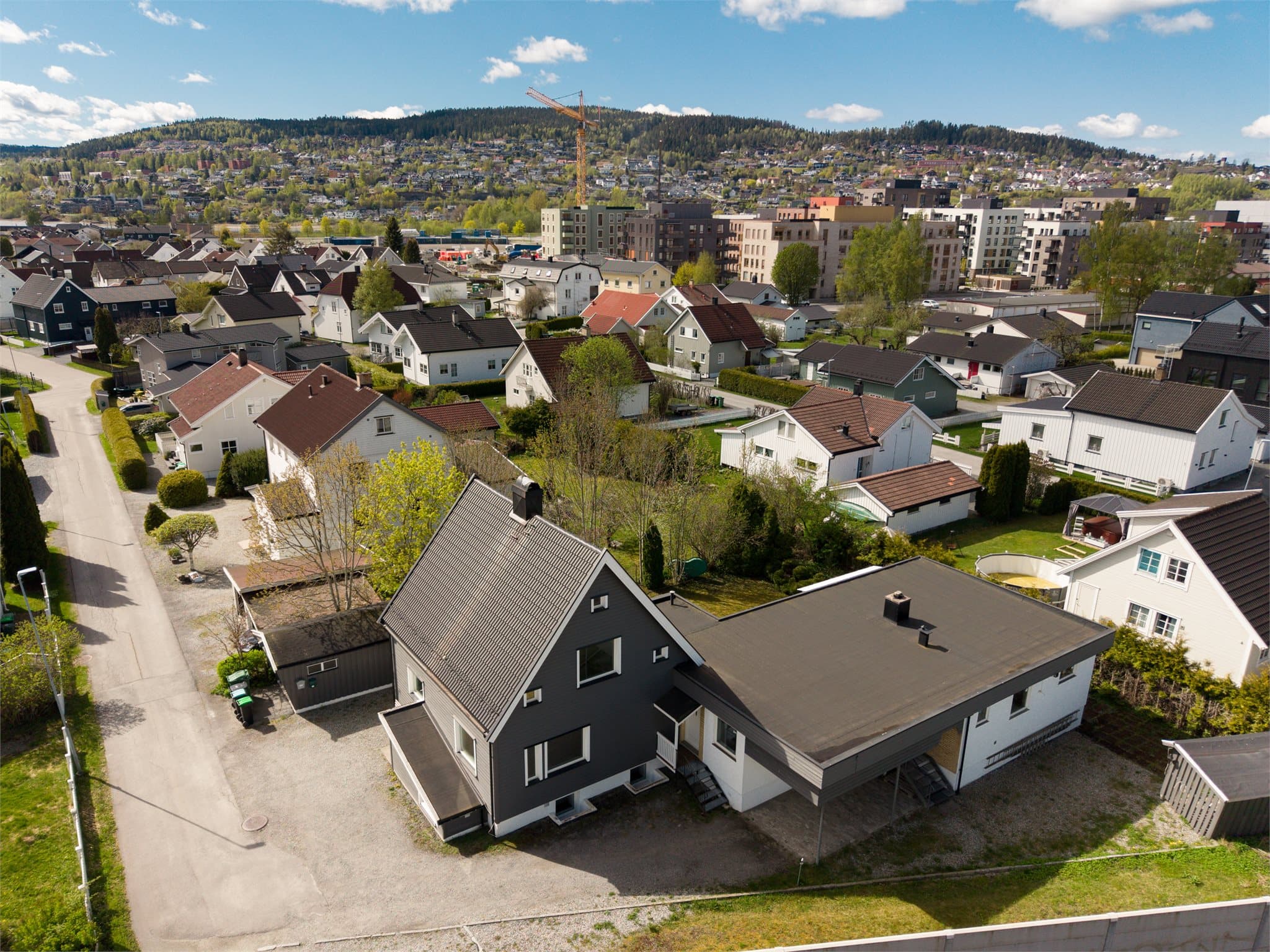 Eiendommen har en skjermet og familievennlig plassering innerst i blindvei, med fine uteområder, flere terrasser og gode solforhold gjennom dagen. Her får du rikelig med plass både inne og ute – perfekt for storfamilien.