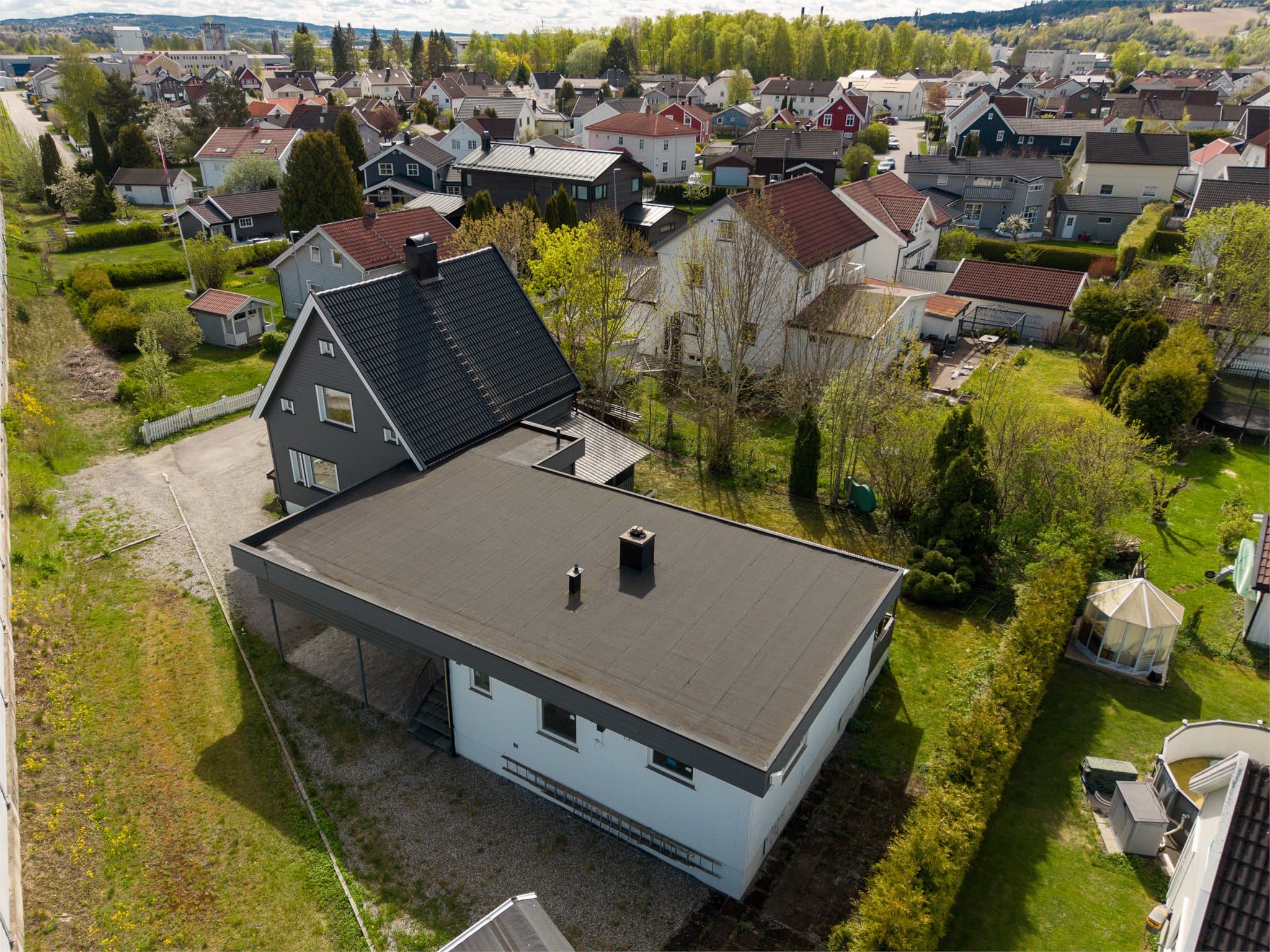 Velkommen til Sverres gate 1A og 1B - En eiendom bestående av to sammenbygde eneboliger. Boligen i 1A går over to etasjer med kjeller, mens 1B ble oppført som tilbygg og har en praktisk planløsning med alt på ett plan.