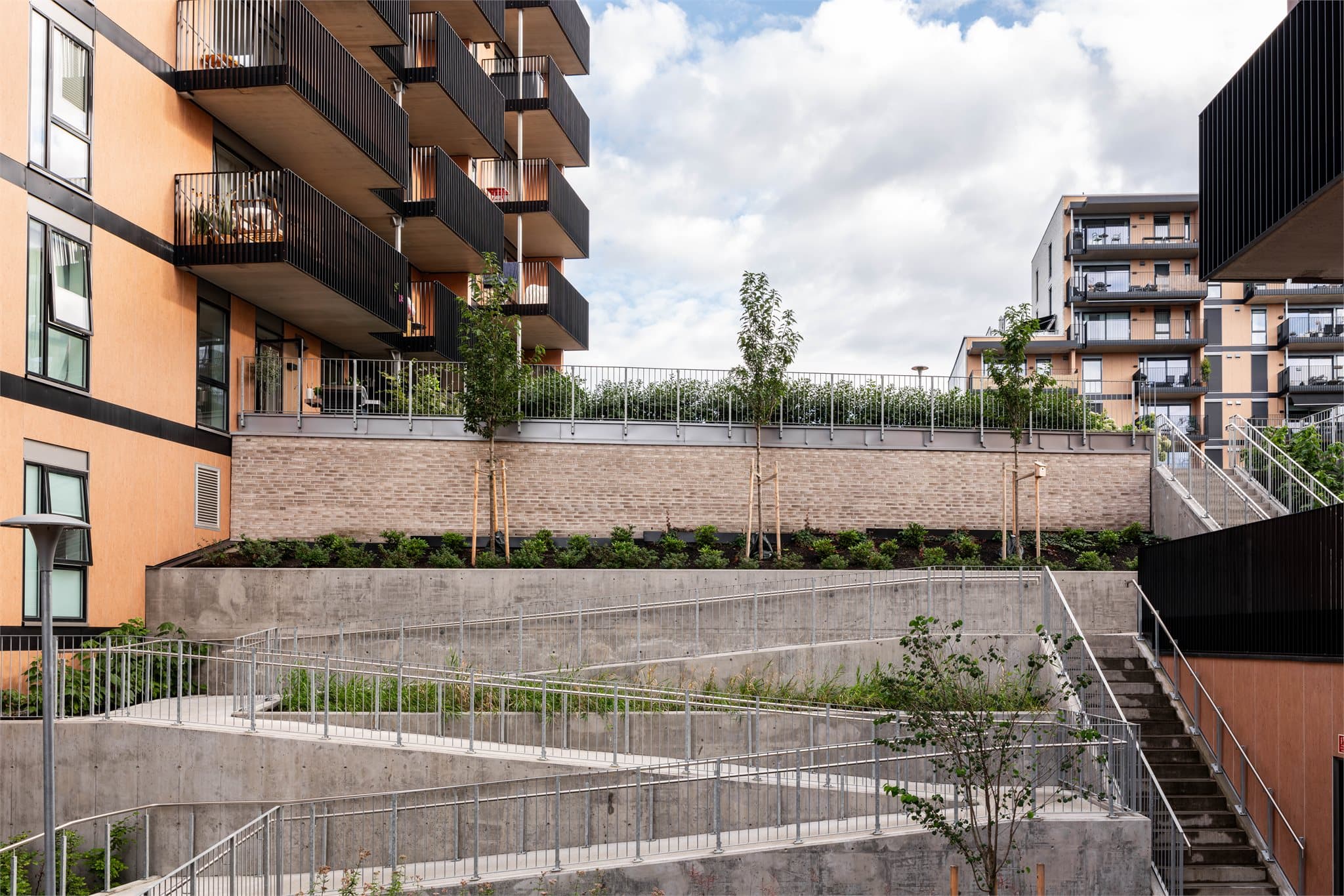 Fellesarealene er pent opparbeidet med beplantning og gangstier.