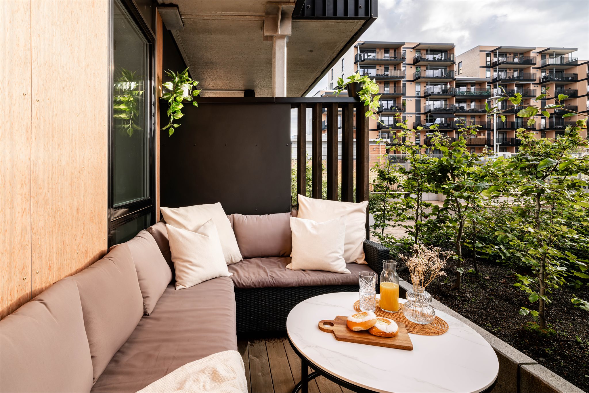 Terrassen er delvis overbygget og ligger skjermet til.