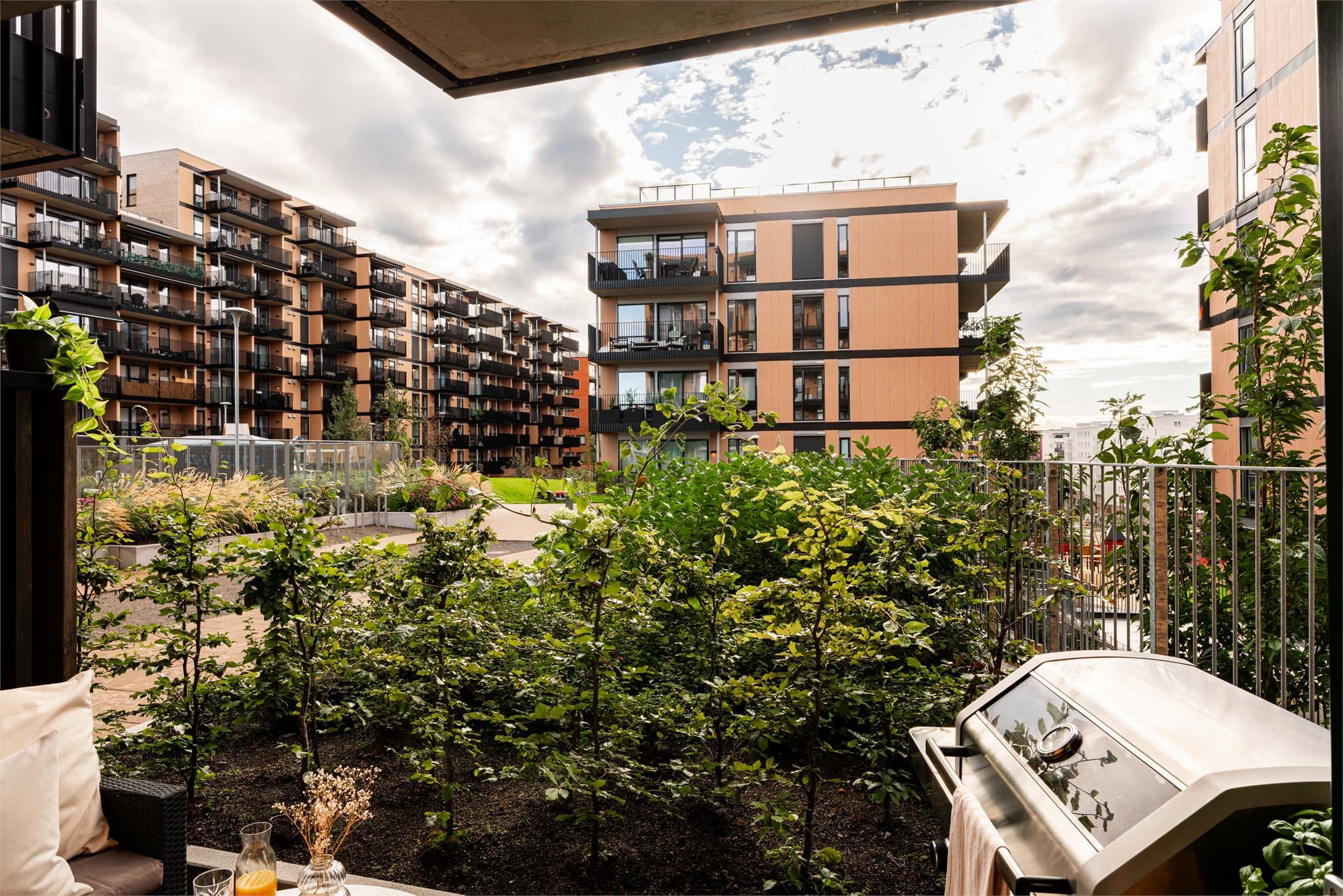 Den østvendte plasseringen gir sol på formiddagen.