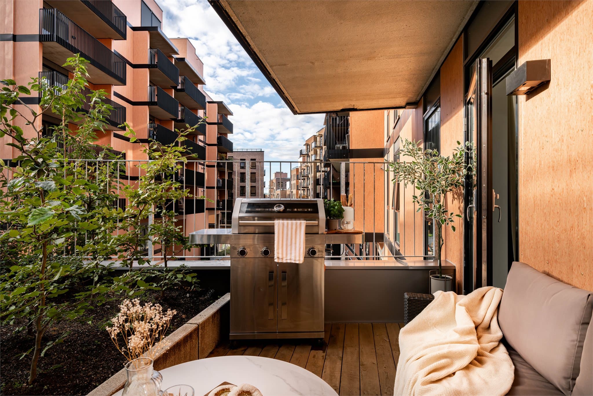 Det er tillatt med elektrisk- eller gassgrill på terrassen.