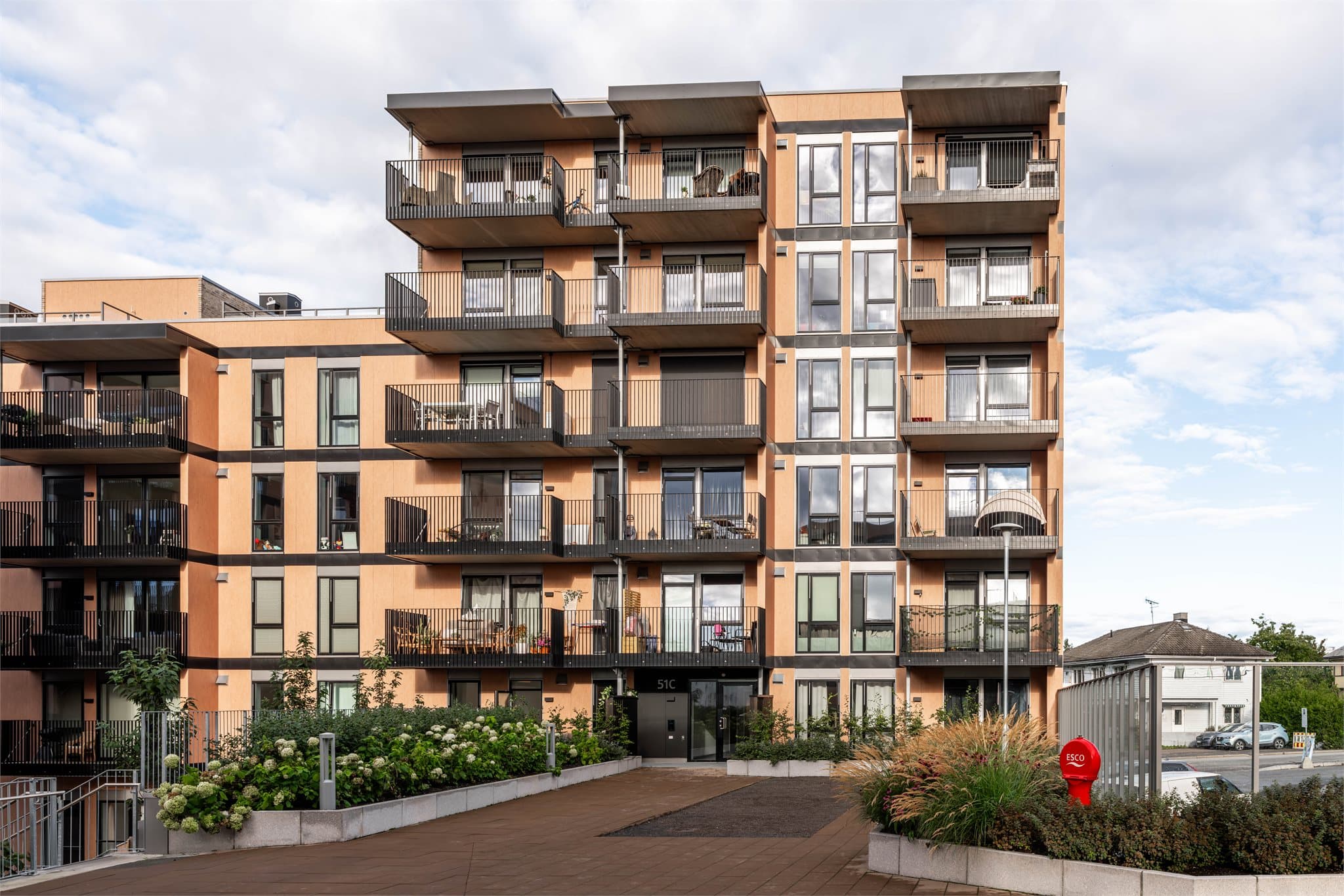 Bygget er fra 2024 og inneholder flere moderne kvaliteter.