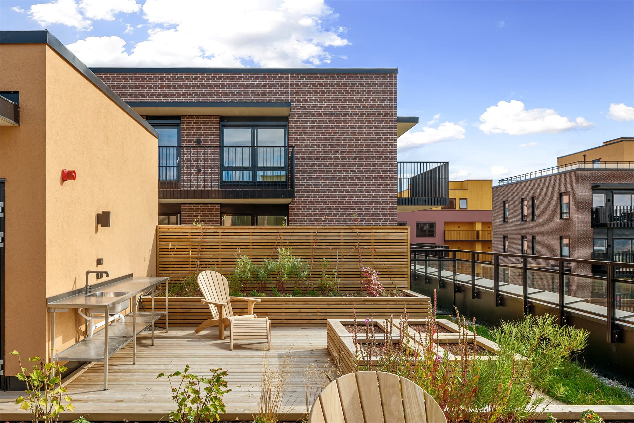 I tillegg til privat uteplass, har sameiet en stor, felles takterrasse.