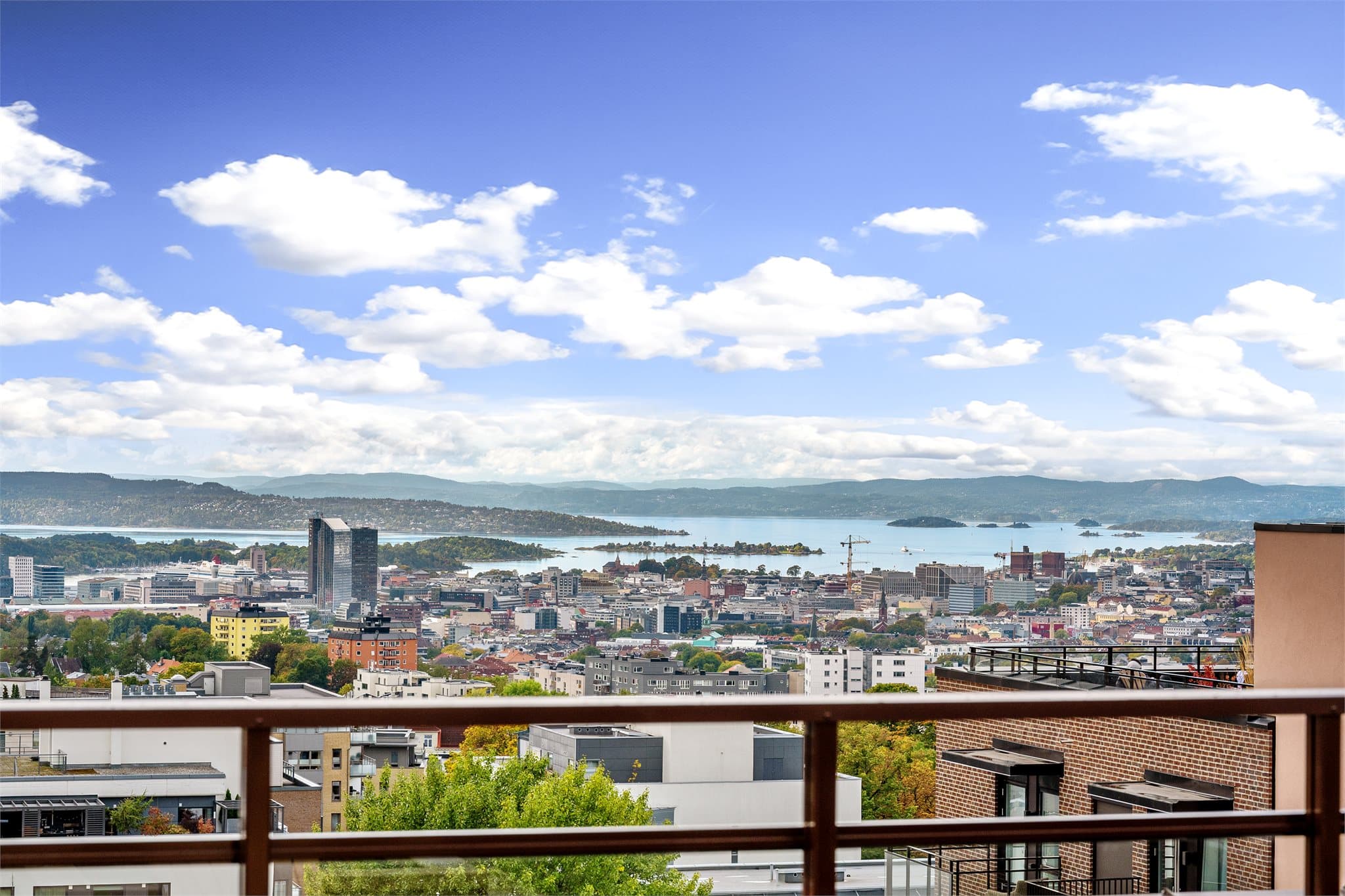 Fra takterrassen ser man tydelig den sentrale, men likevel tilbaketrukne plasseringen.