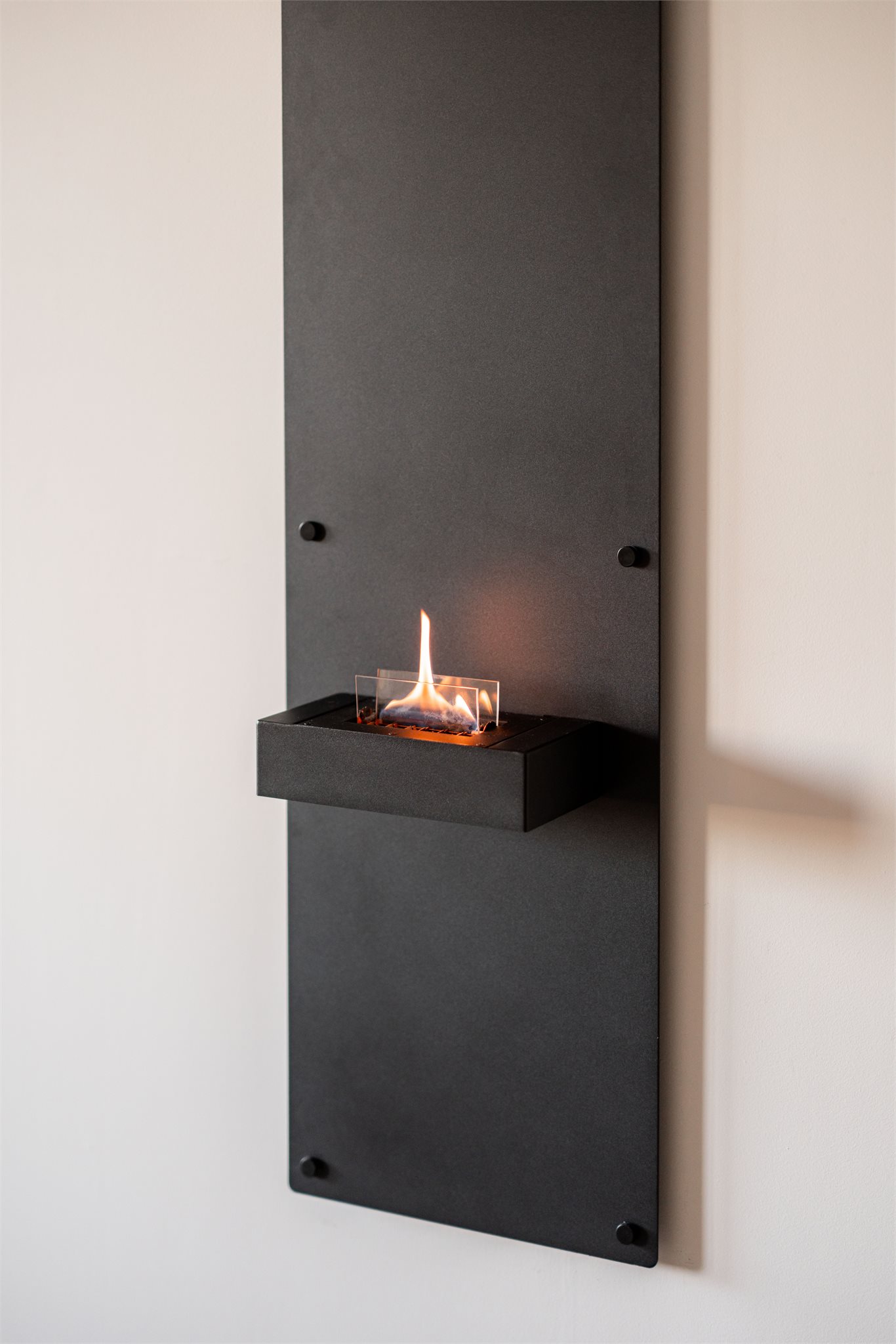 En stilren biopeis er montert i mellom kjøkkenet og stuen.