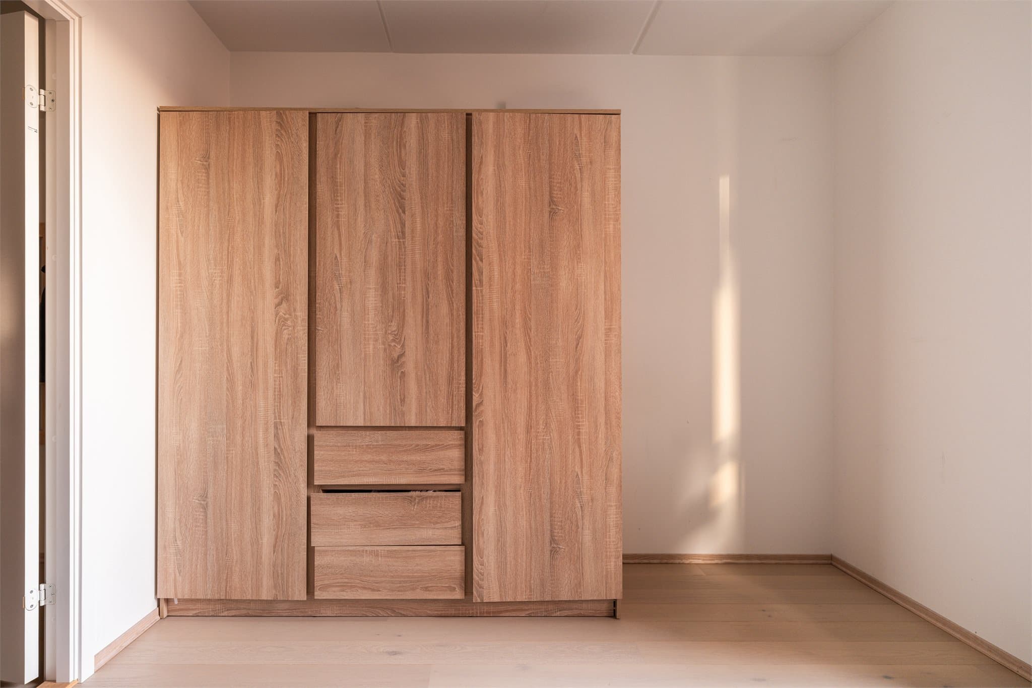 Rommet er utstyrt med et praktisk garderobeskap for oppbevaring. Rommet kan brukes som kontor, barnerom, gjesterom eller treningsrom.