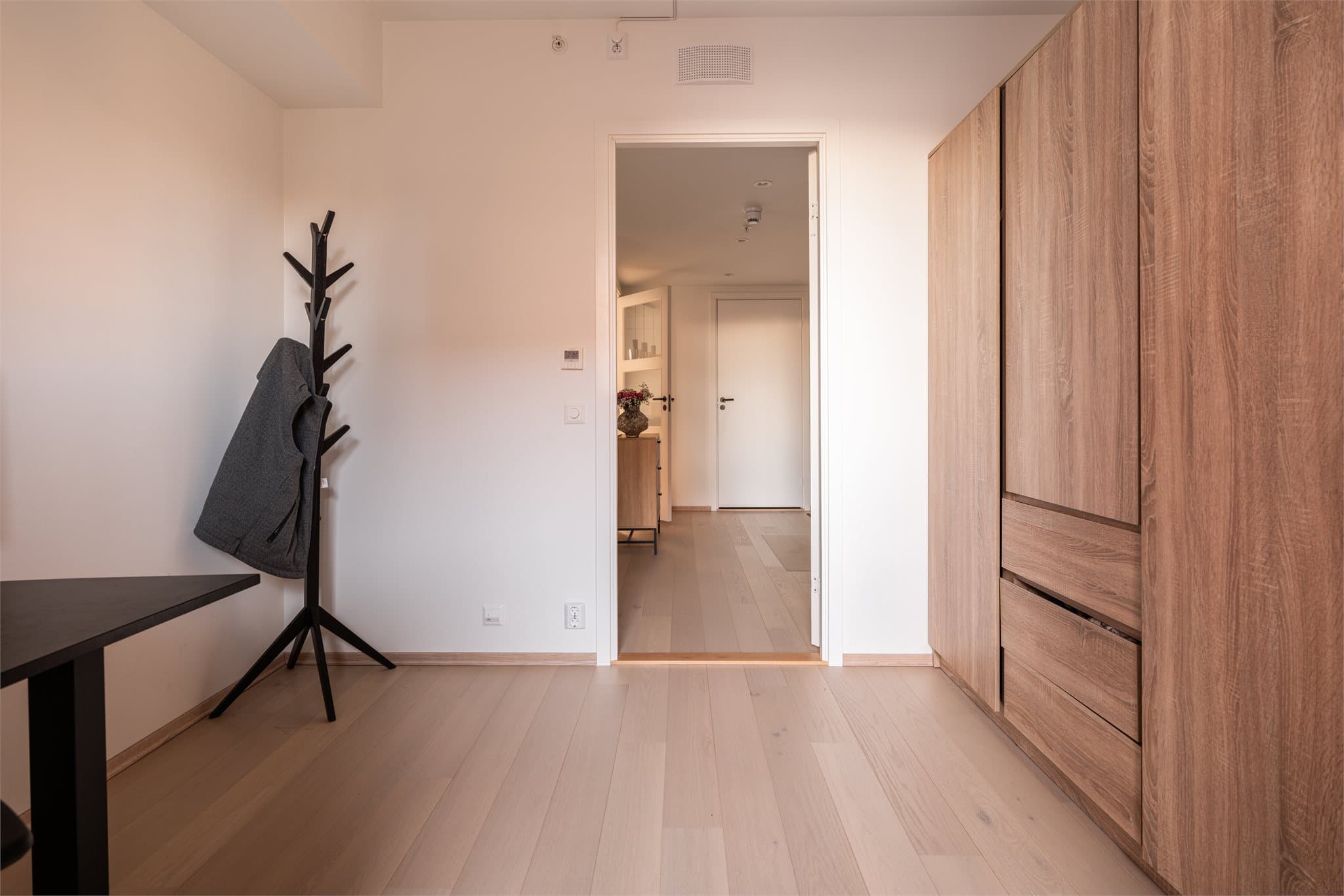 Også her er det eikeparkett på gulv og malte gipsvegger.