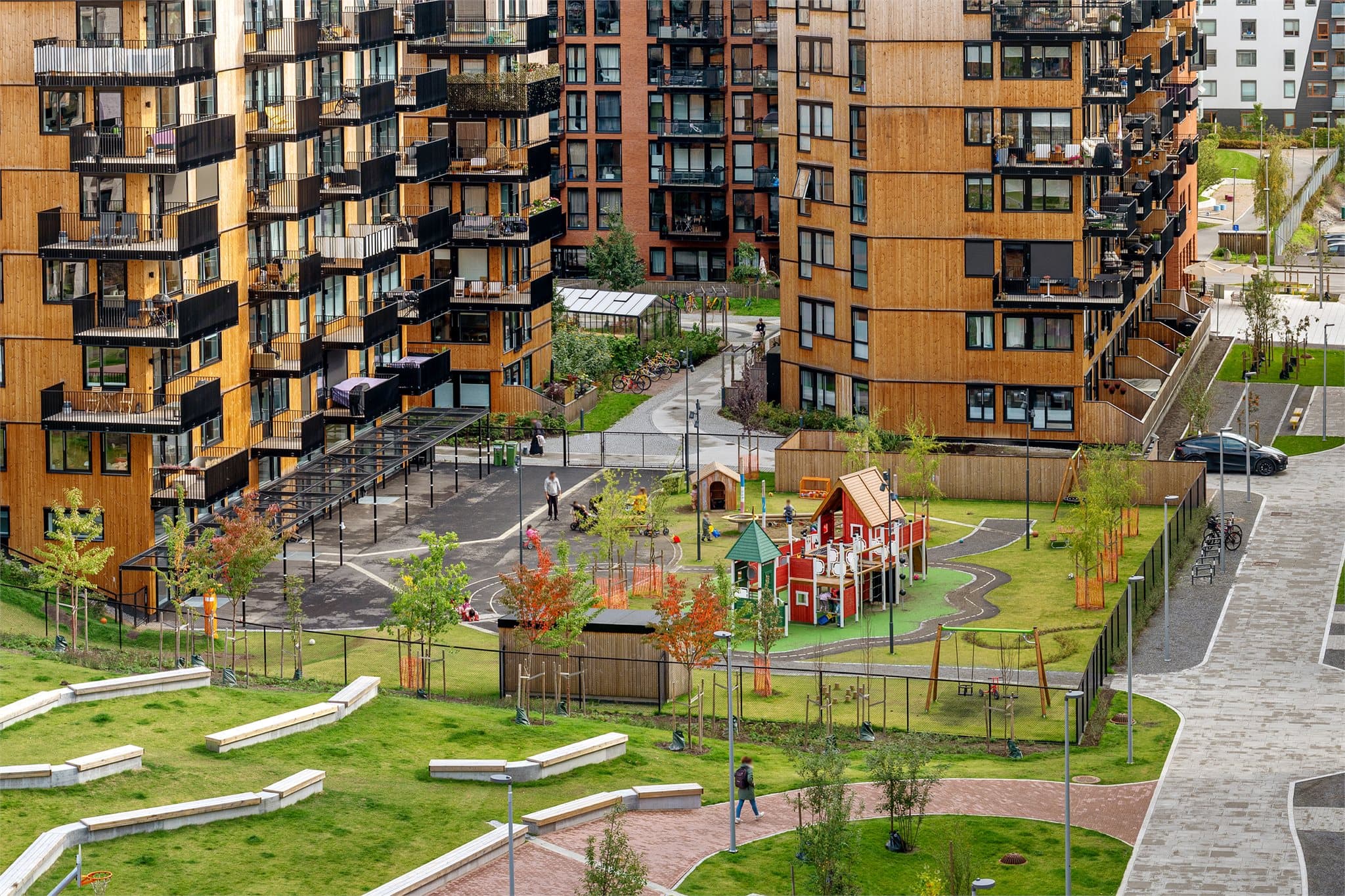 Sameiet har velholdte og barnevennlige fellesarealer med lekeplass.