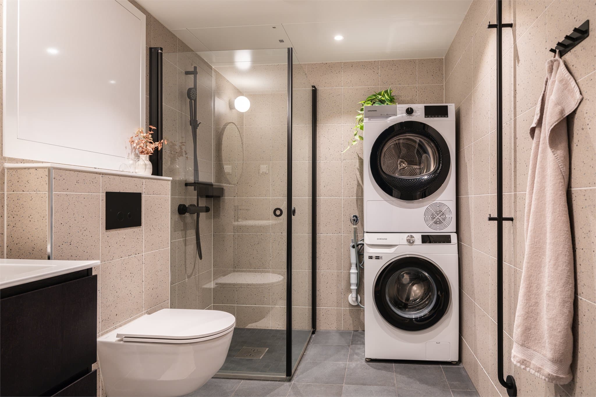 Leiligheten har to komplette bad, en praktisk luksus i hverdagen.