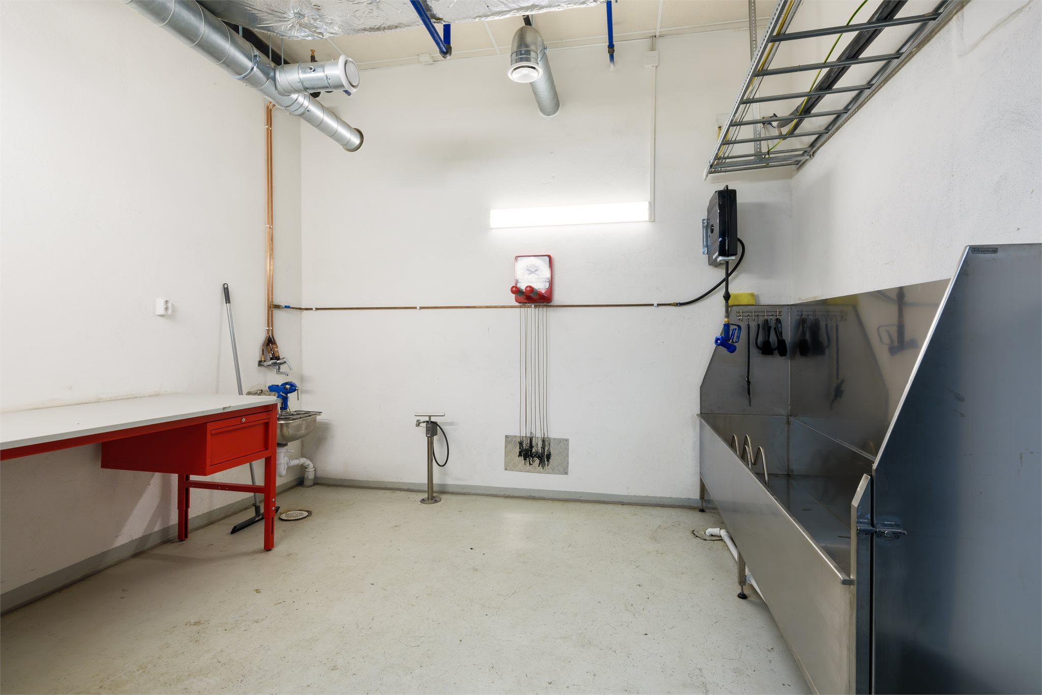 Praktisk fellesrom for sykkelvedlikehold og vask.