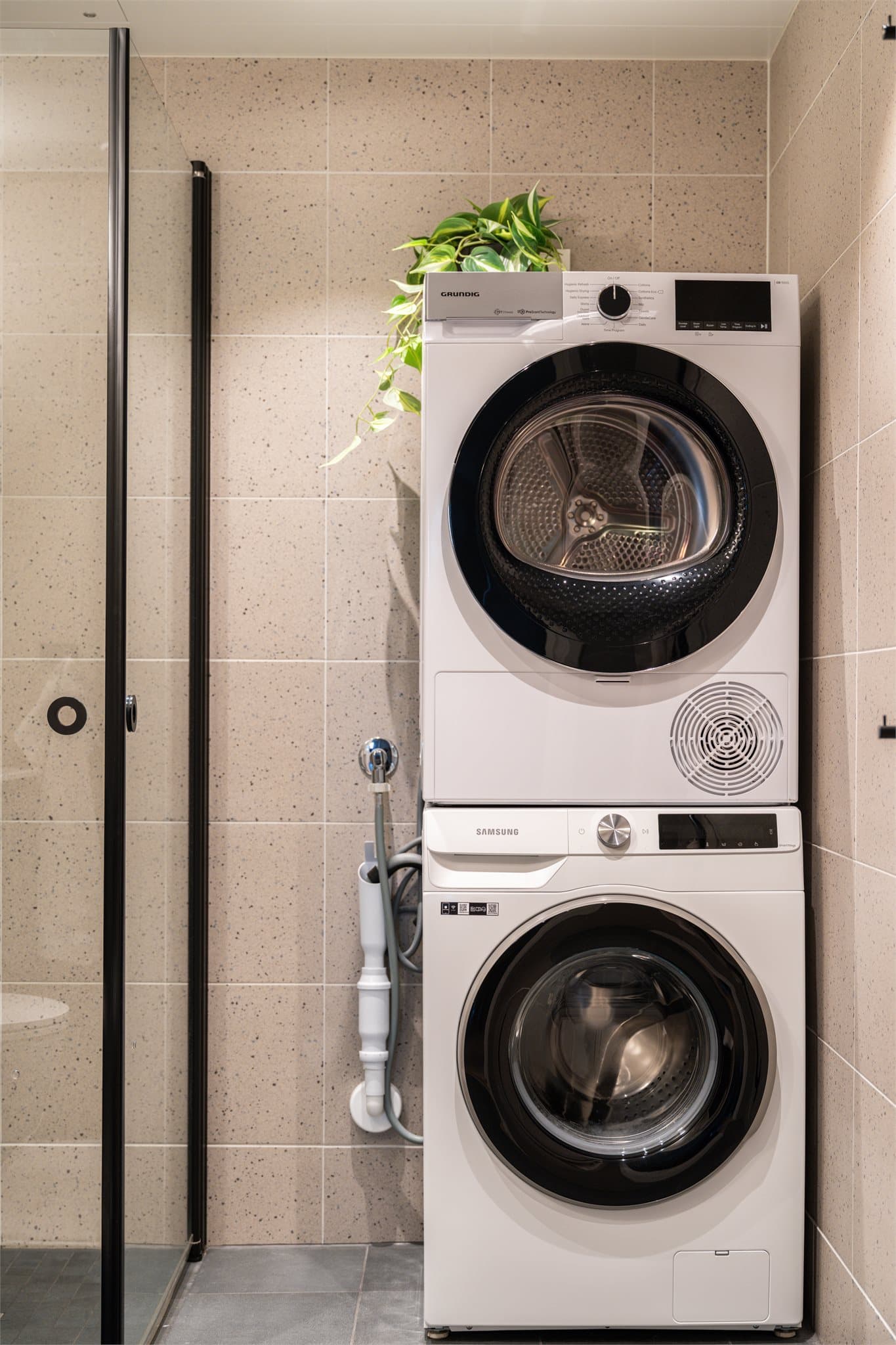 Det er god plass til både vaskemaskin og tørketrommel.