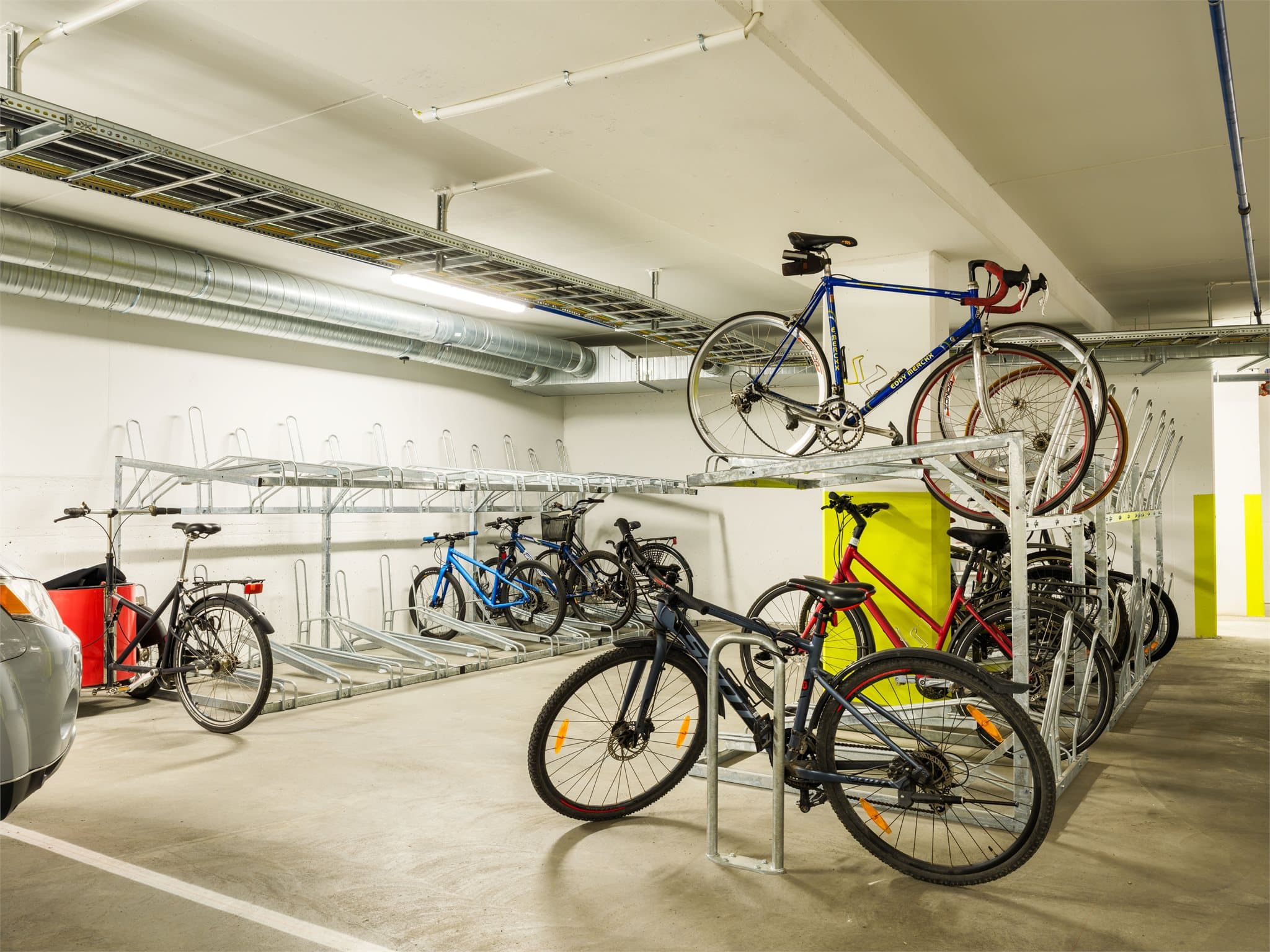 Sameiet har godt med sykkelparkering under tak i garasjeanlegget.