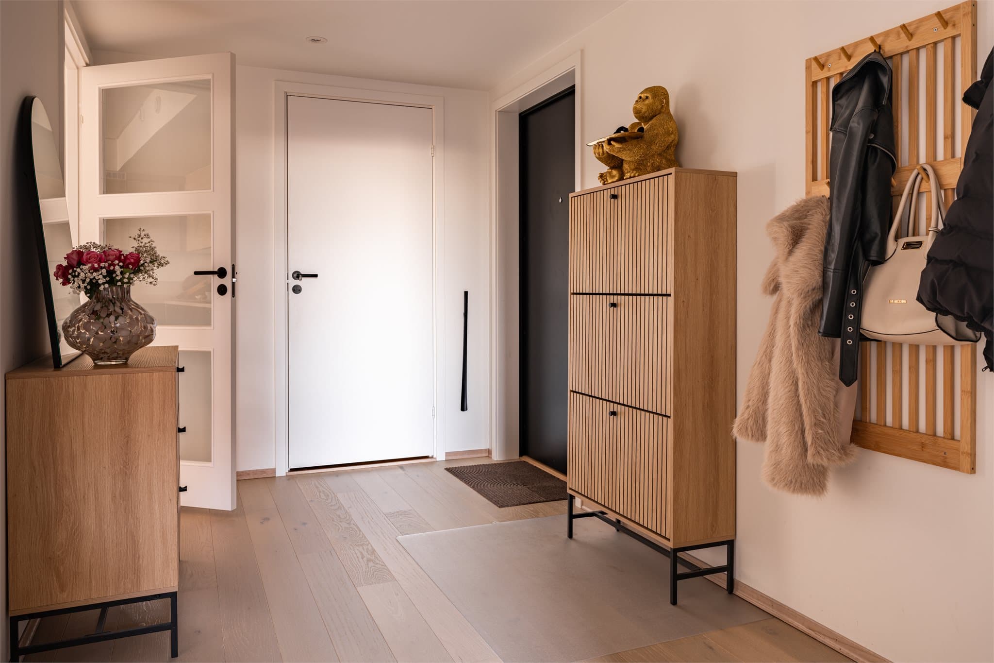 Innbydende og lys entrè ønsker deg velkommen. Her er det god plass til lagring av sko og yttertøy.