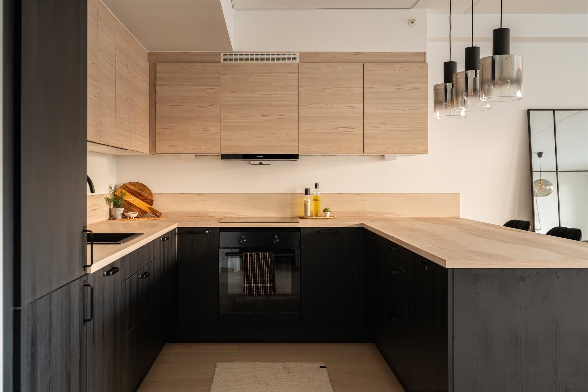 Kjøkkenet har en praktisk U-form som gir rikelig med skap- og benkeplass.