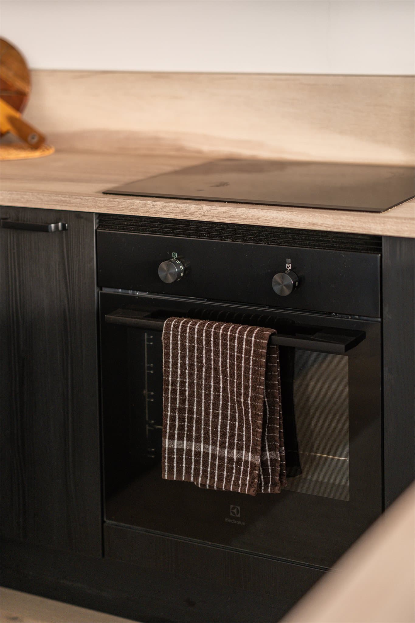 Alle hvitevarer er integrert for et helhetlig og stilrent design.