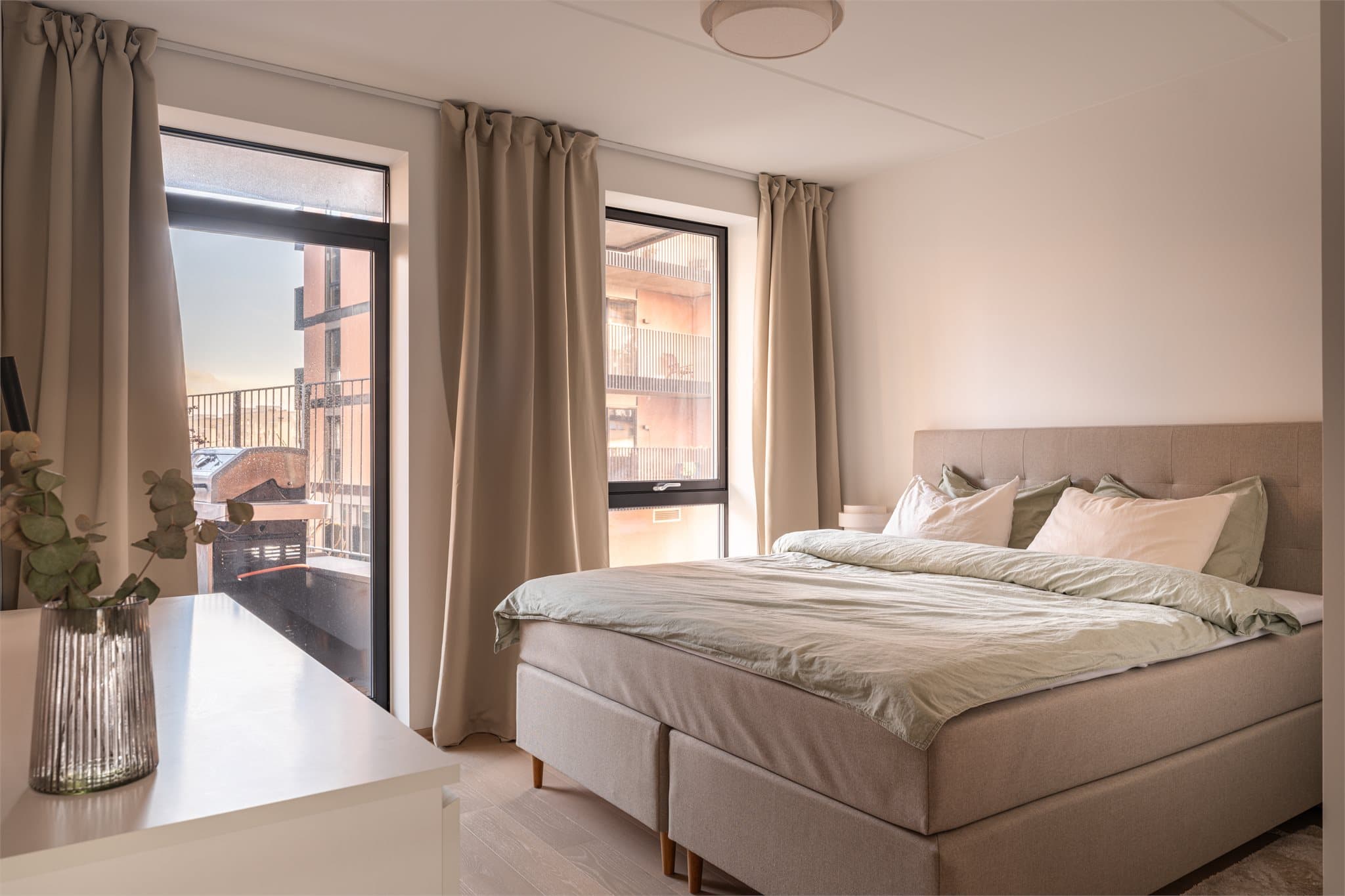 Hovedsoverommet har direkte utgang til den østvendte markterrassen på 7 m².