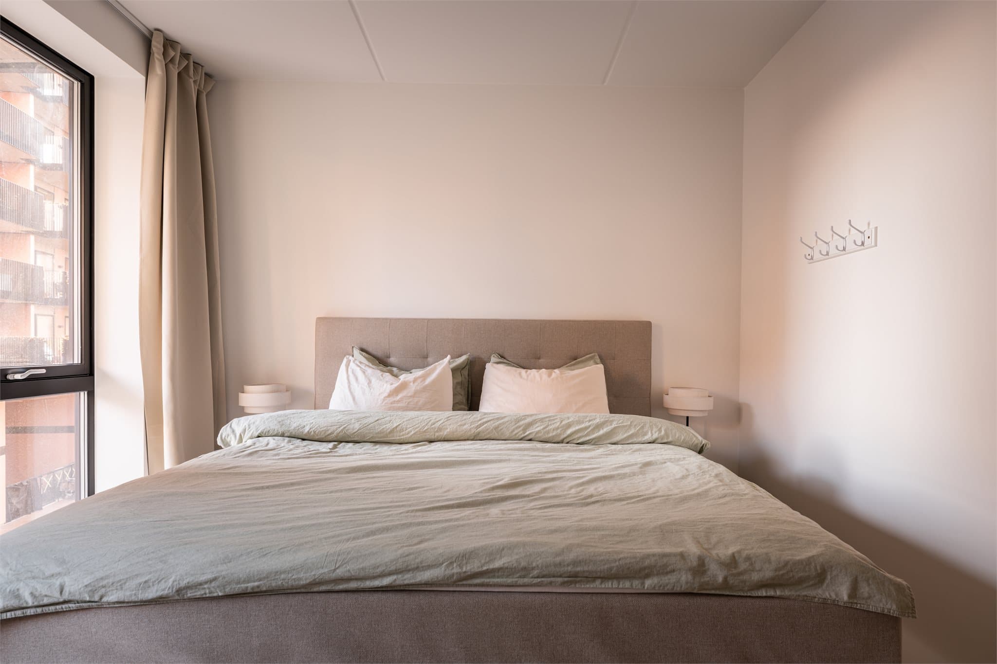 Det er god plass til dobbeltseng og nattbord.