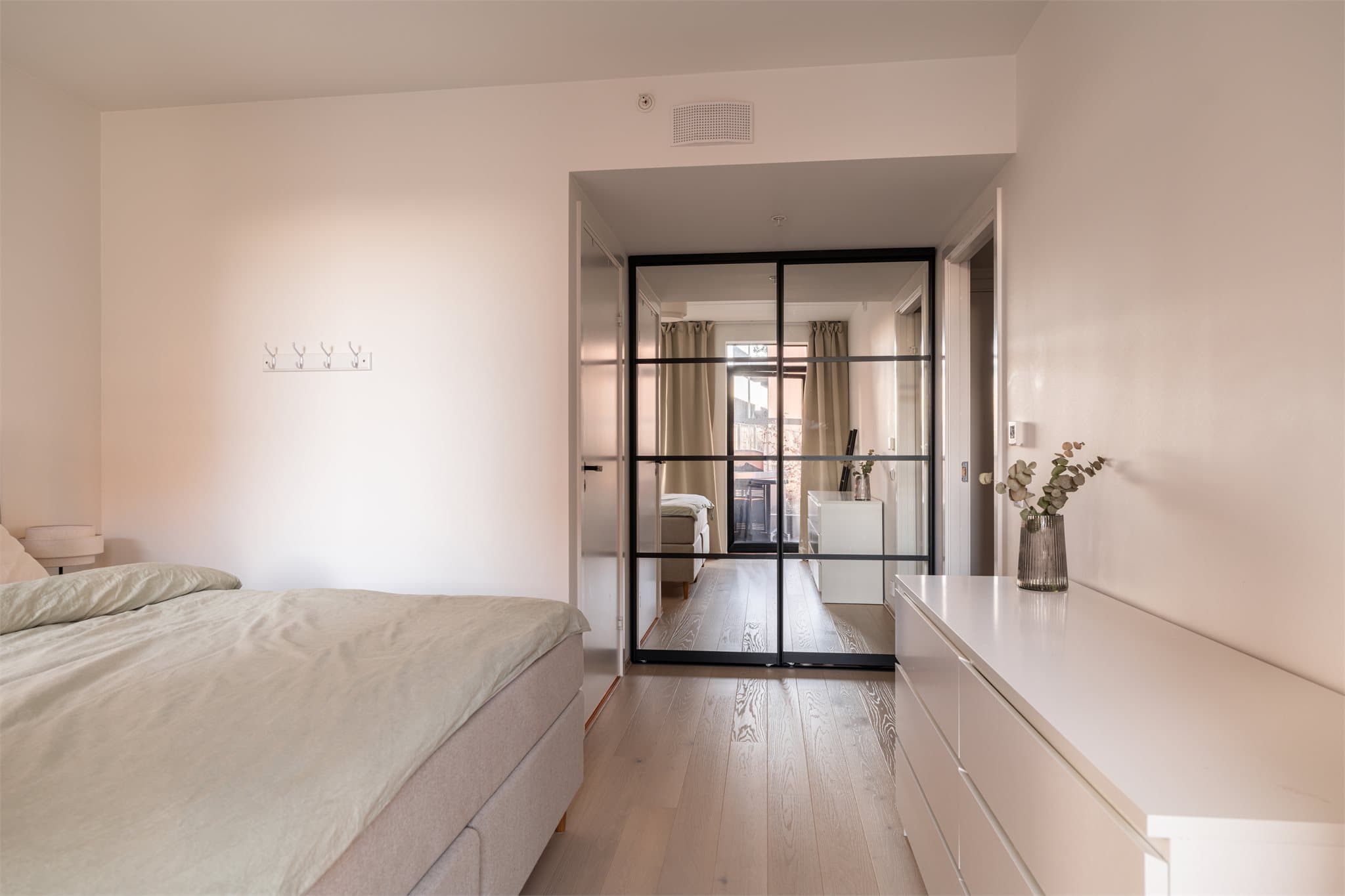 Fra hovedsoverommet er det også adkomst til et bad en-suite.