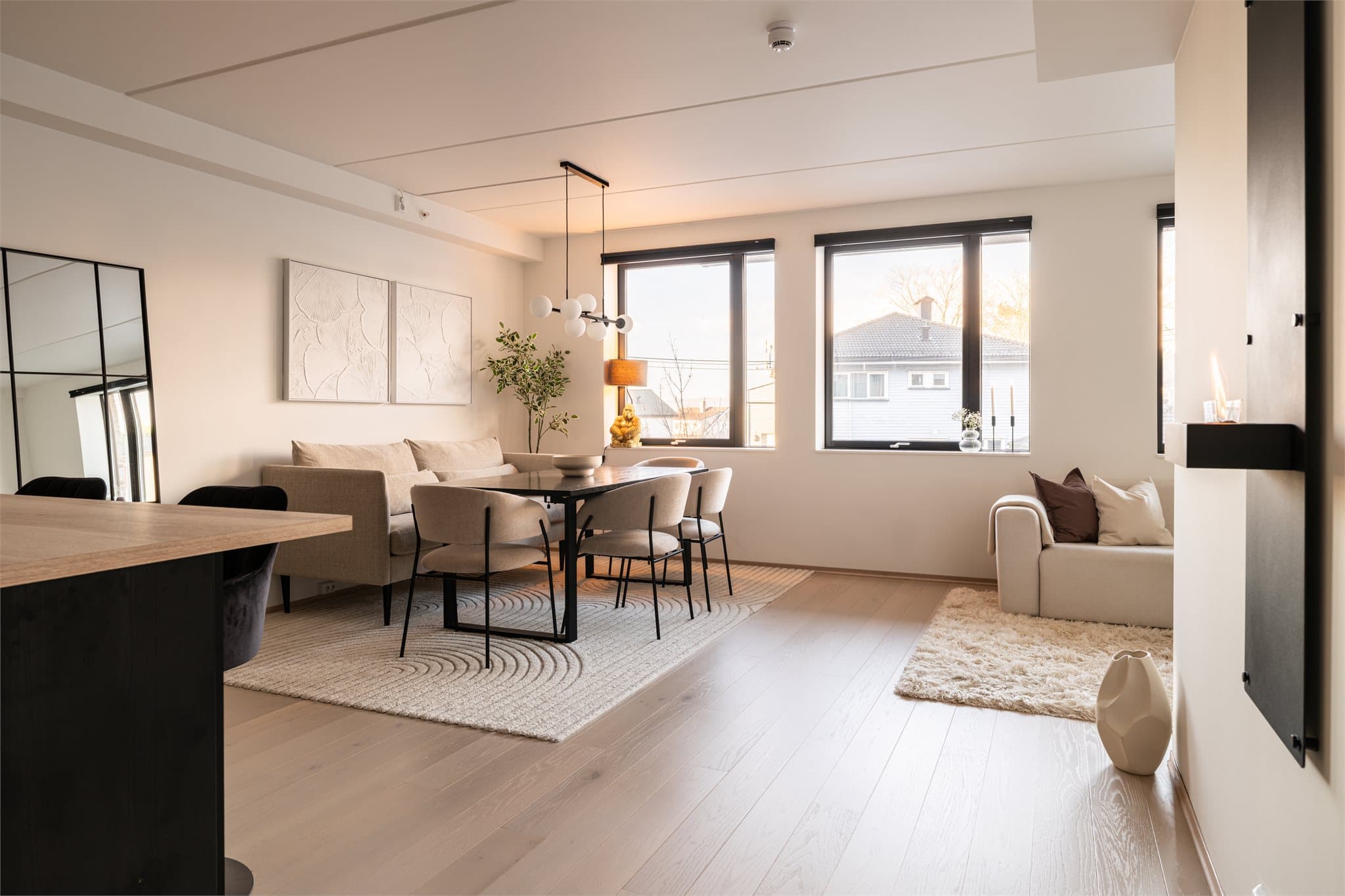 Leiligheten har en gjennomgående høy standard. I tillegg er det nybygg-garanti til 2029.