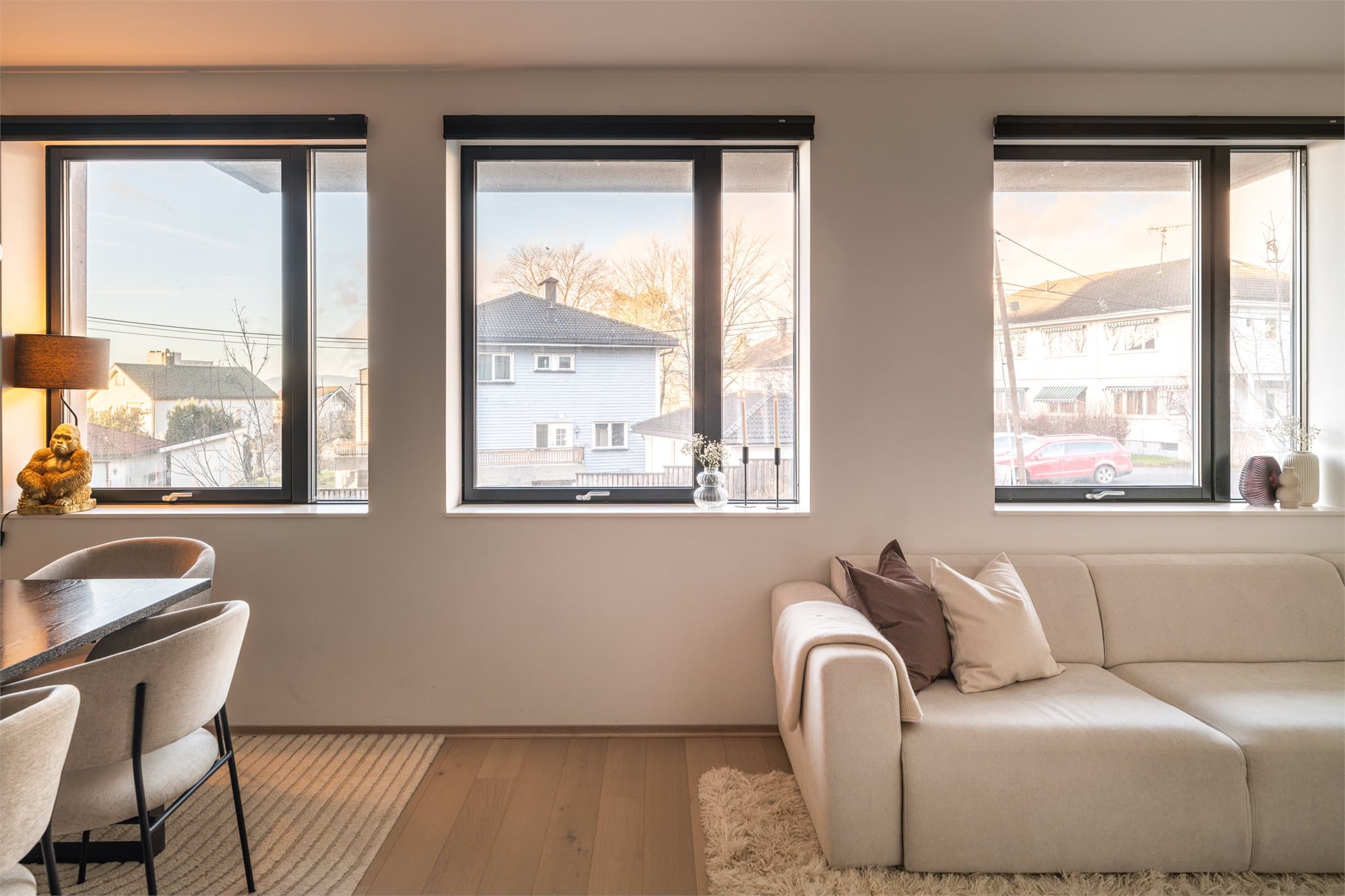 Høy og hevet beliggenhet gjør at denne 1. etasjen oppleves som en 2. etasje, med fritt utsyn og minimalt innsyn fra gate.