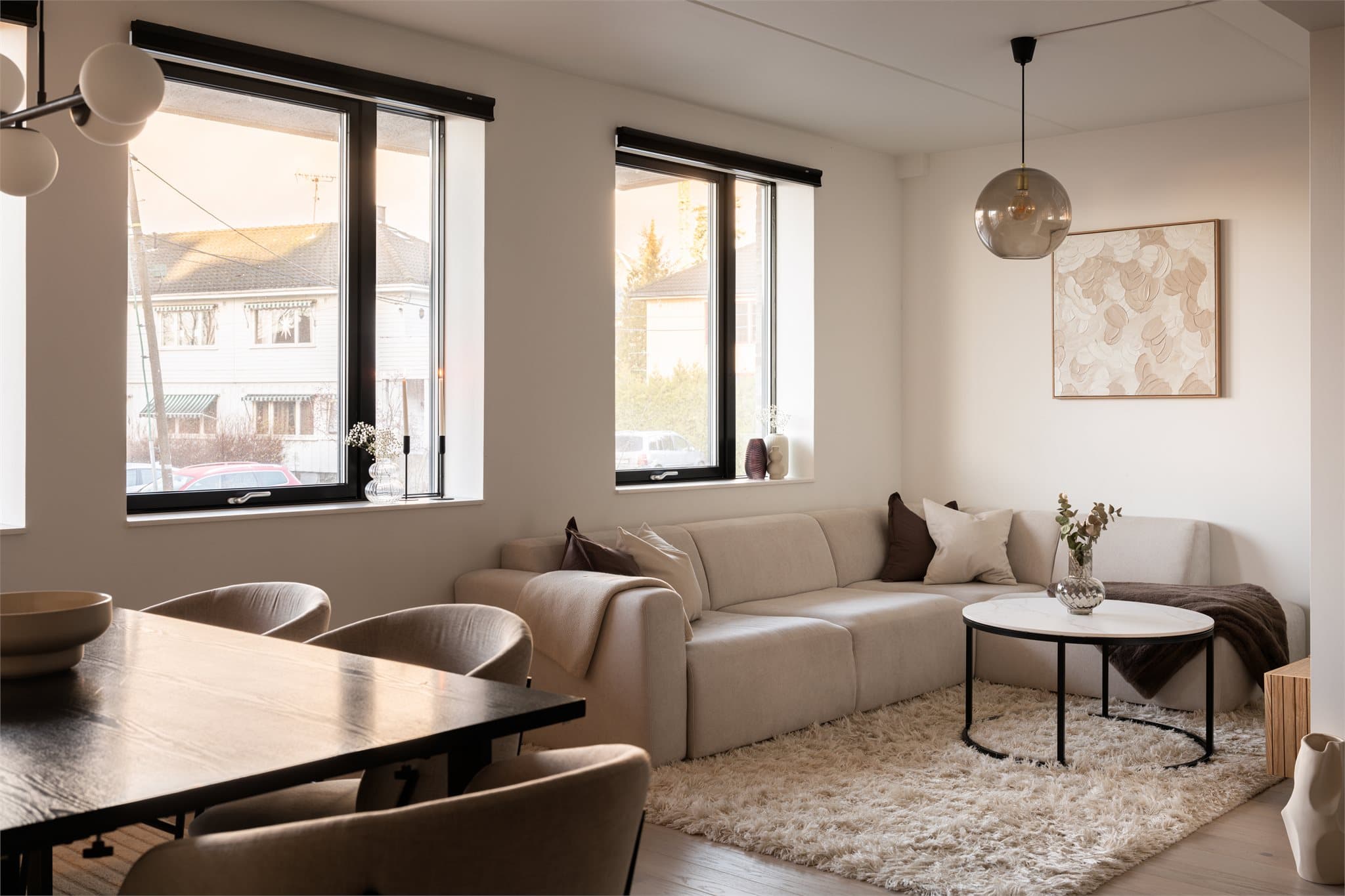 Rommet har flere møbleringssoner og en fleksibel planløsning.