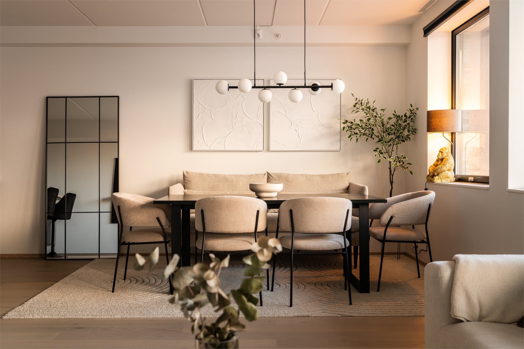 Romslig spiseplass ved kjøkkenet. Her kan du kokkelere og holde samtalen i gang med gjestene.