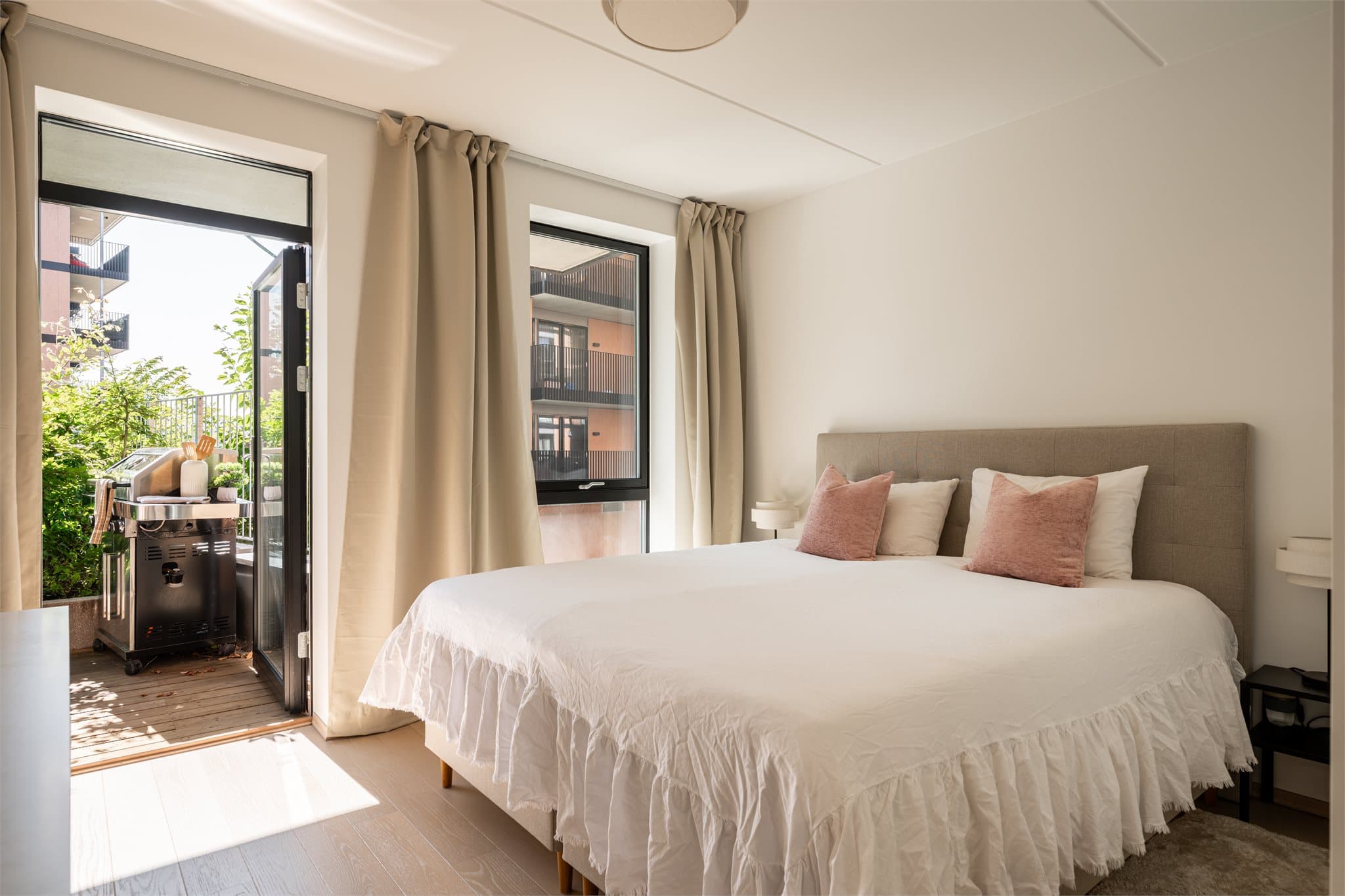 Hovedsoverommet har direkte utgang til en hyggelig, østvendt markterrasse på 7 m². Her kan du nyte morgensolen i rolige omgivelser, samtidig som den direkte adkomsten gir en ekstra følelse av rom.