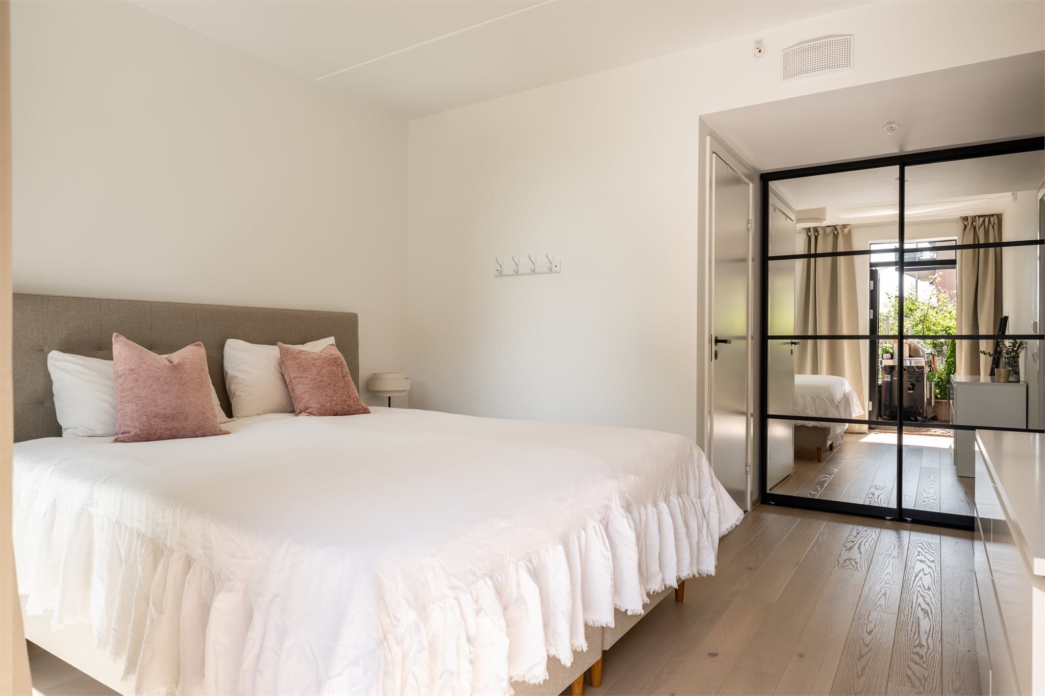 Fra hovedsoverommet er det direkte adkomst til et delikat bad en suite. Denne løsningen gir hotellfølelsen i hverdagen.