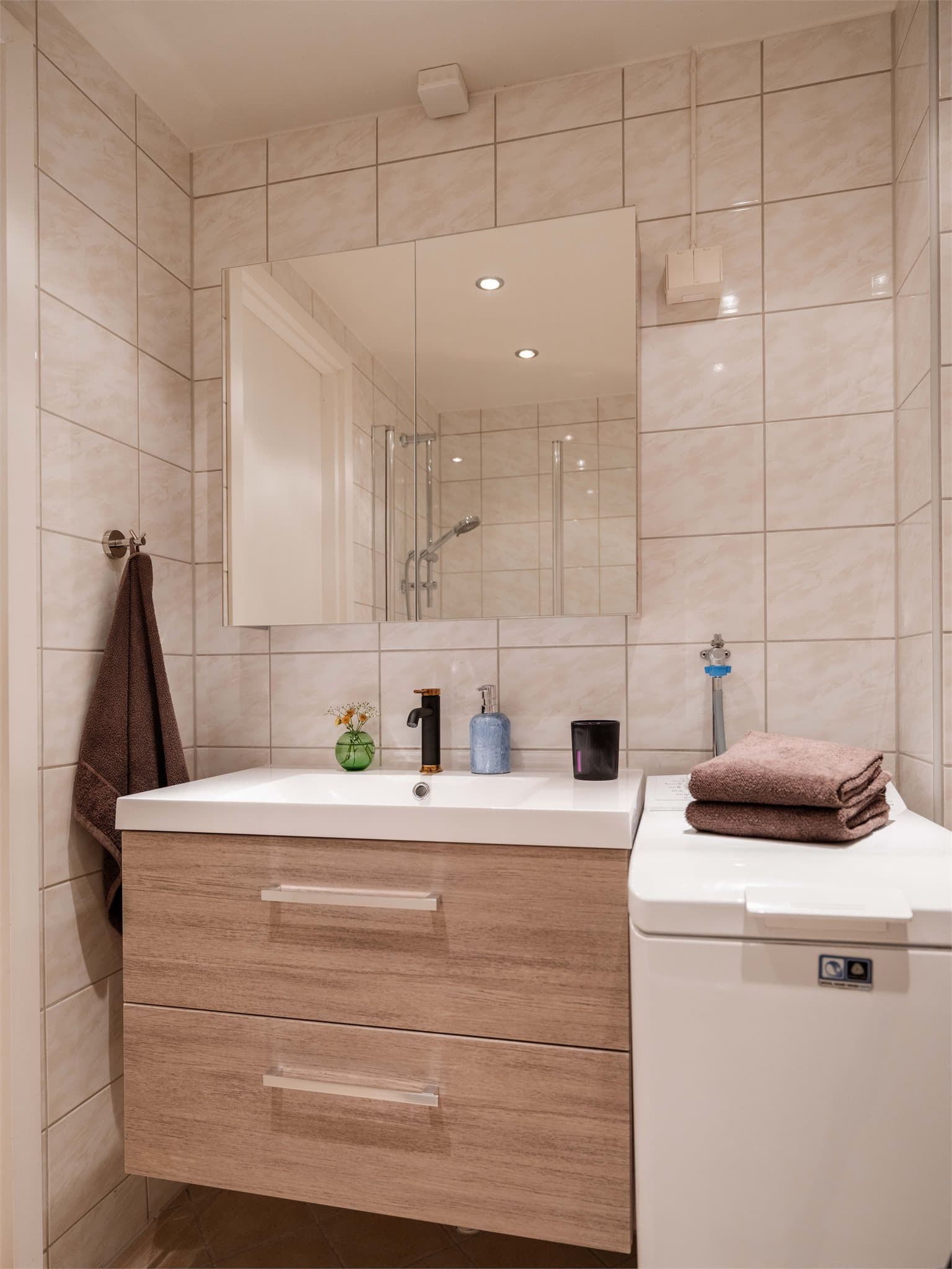 Rommet har opplegg for vaskemaskin og mekanisk avtrekk.