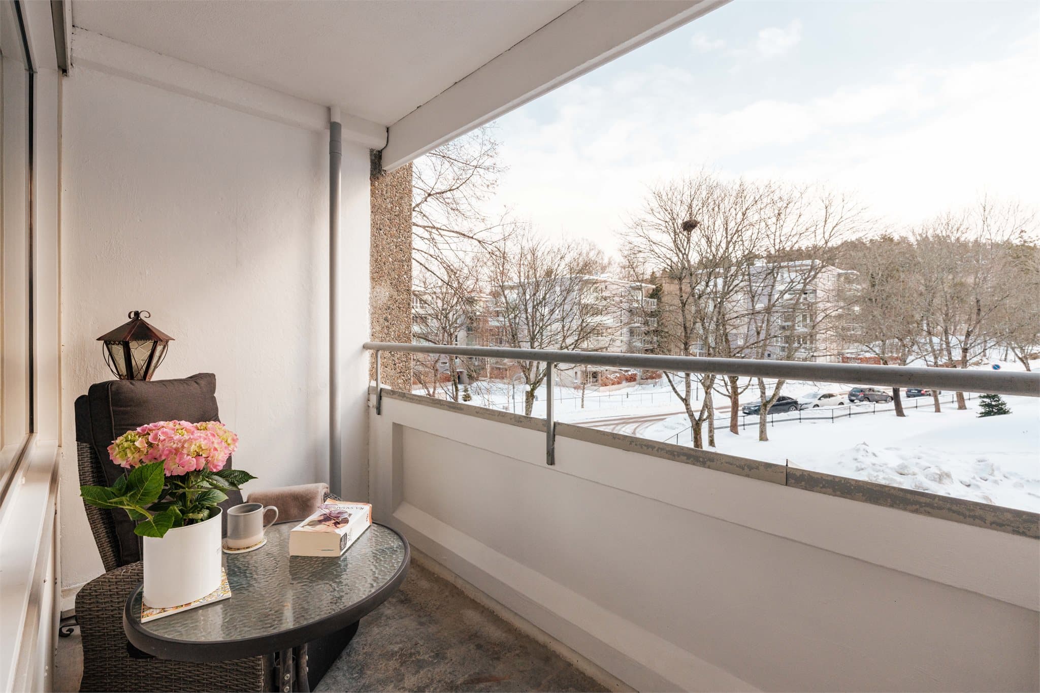 Fra stuen er det utgang til en romslig, sydøst-vendt balkong på 5 m²