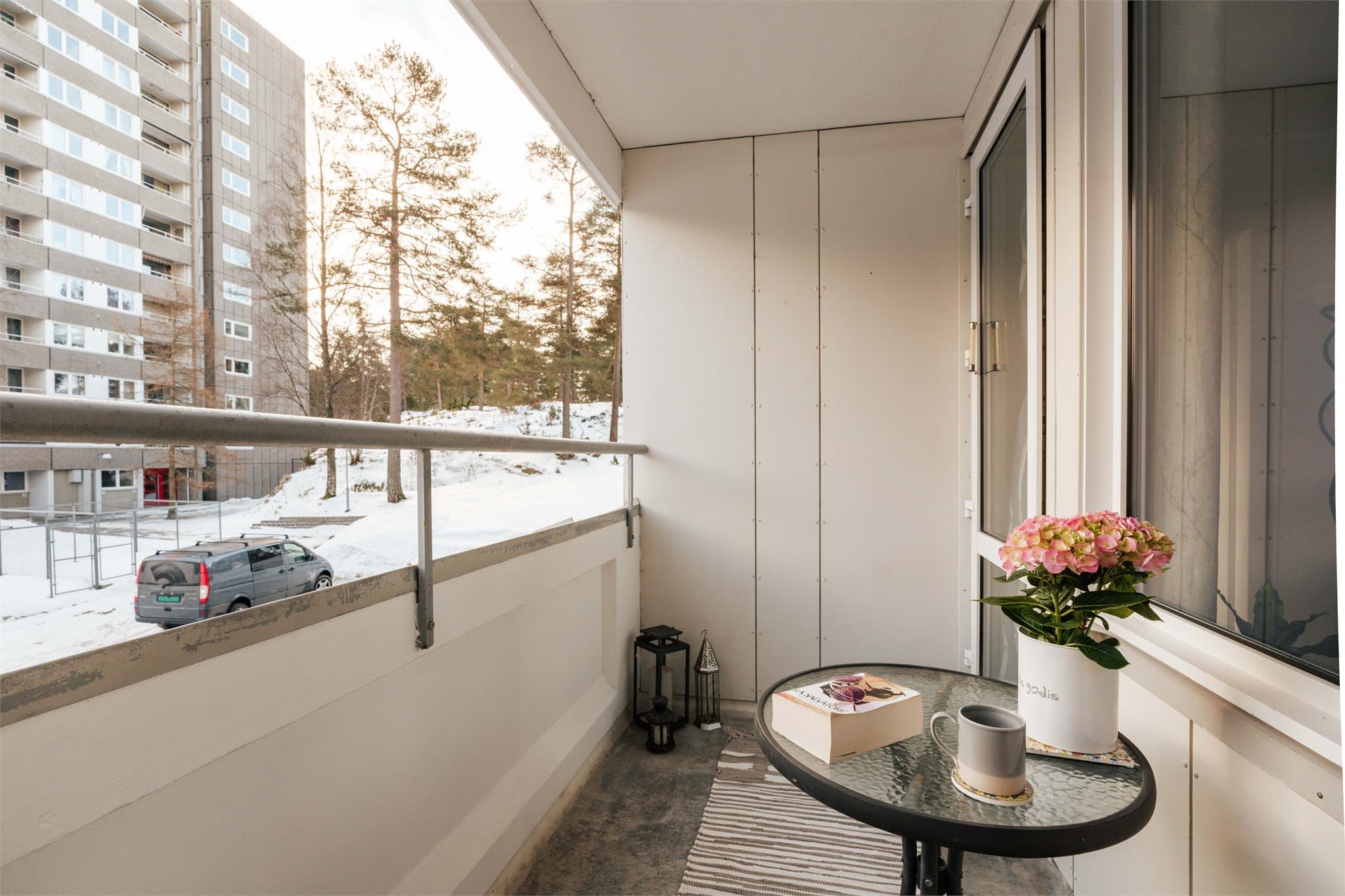 Koselig balkong med plass til sittegruppe.