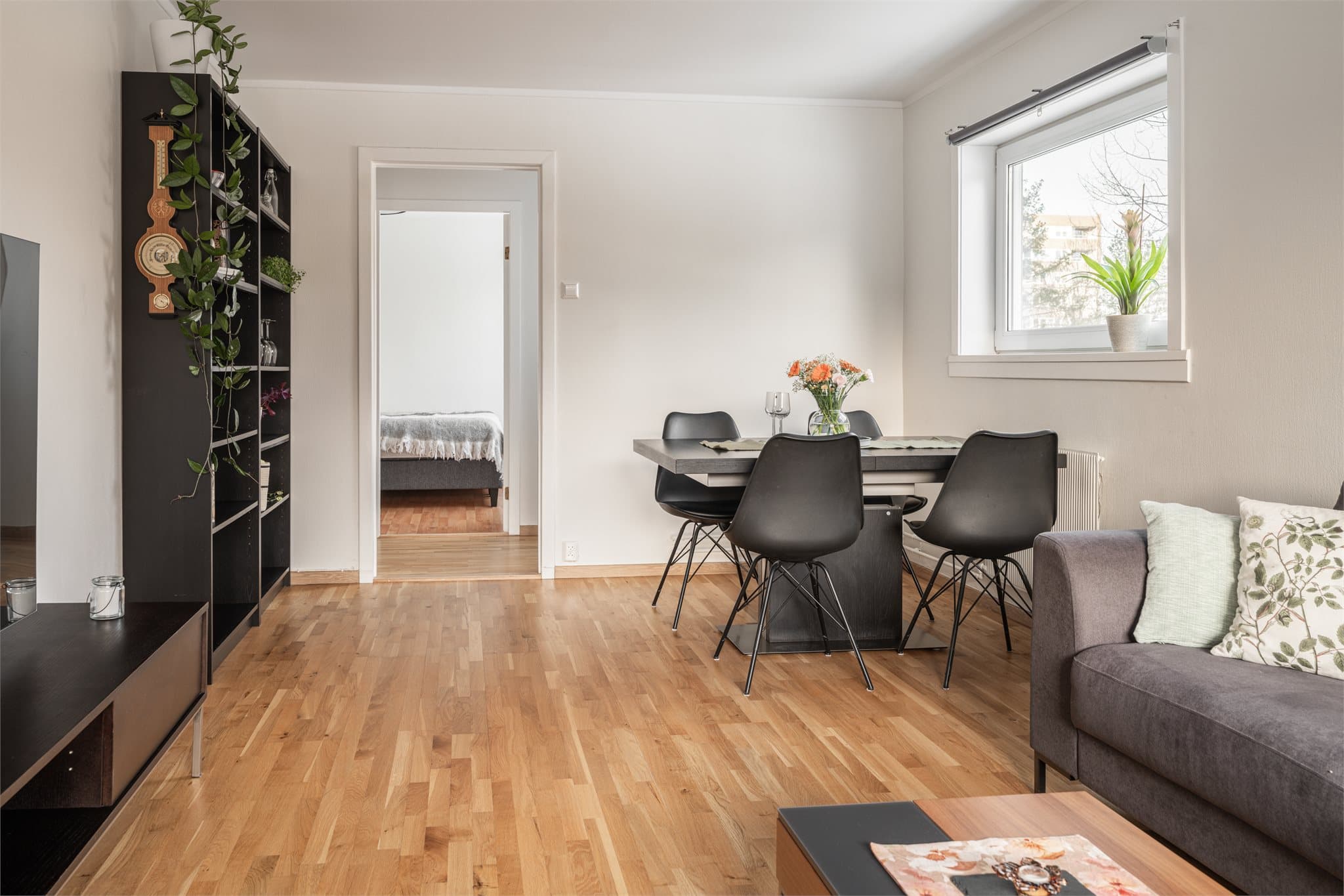 Stuen har 3-stavs parkett. Rommet varmes opp av en radiator tilknyttet fjernvarmeanlegget.