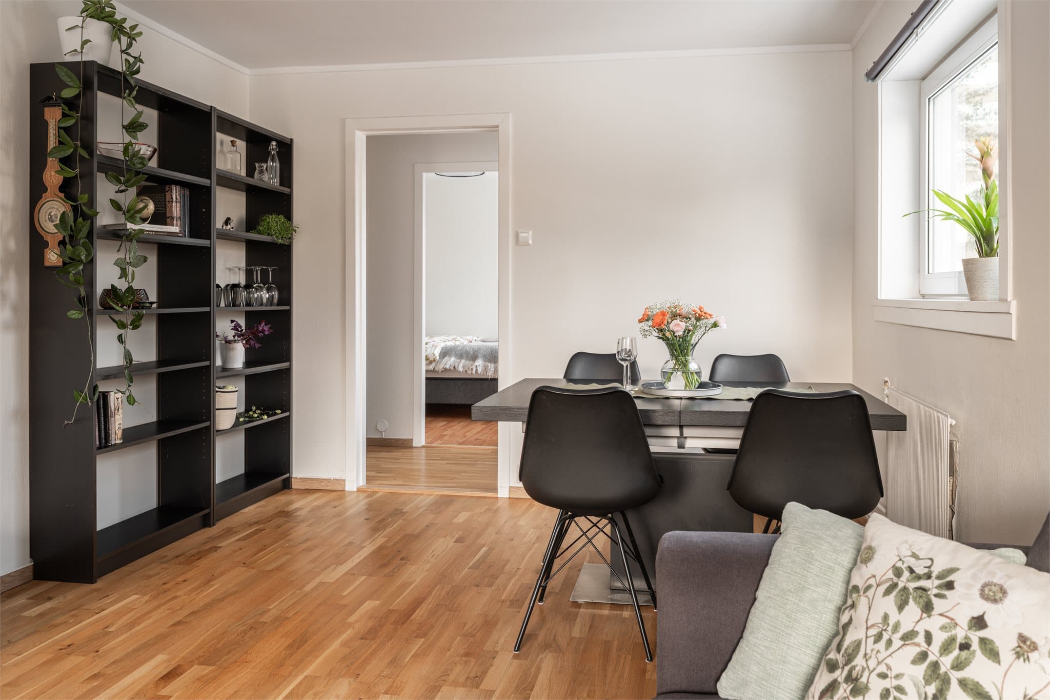 God plass til spisegruppe i tilknytning til stuen.