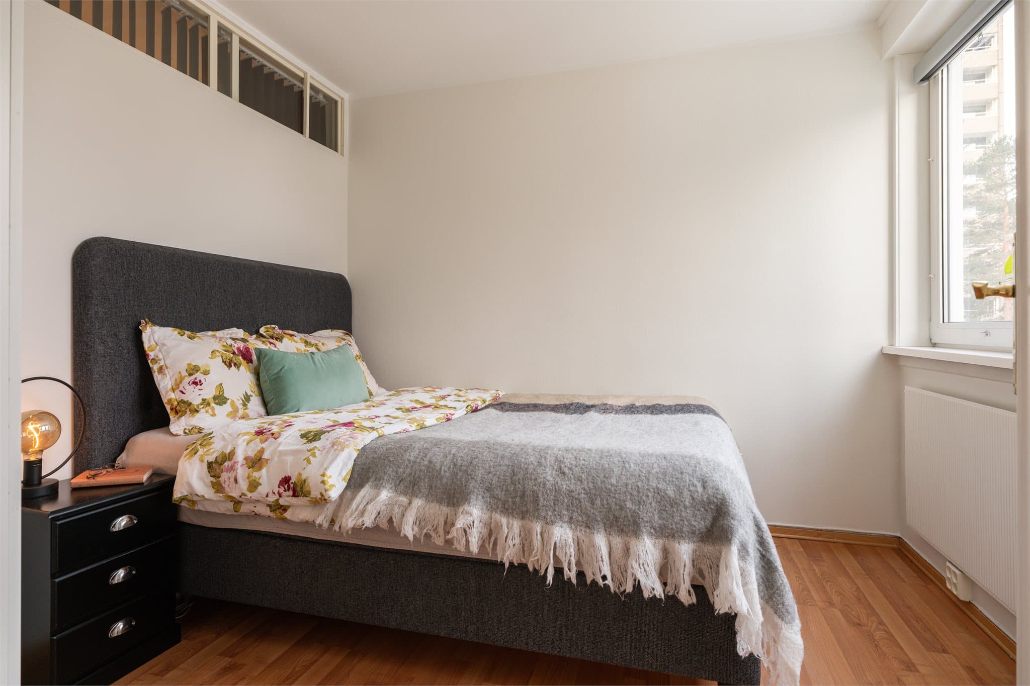 Soverommet er romslig med god plass til dobbeltseng og garderobeløsning.