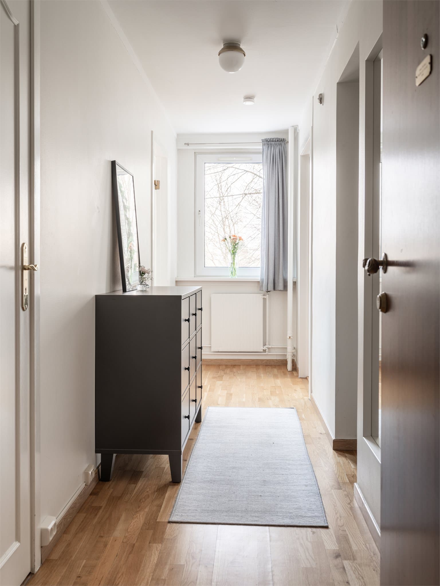 Lys, innbydende og romslig entré. Porttelefon ved inngangsdøren.