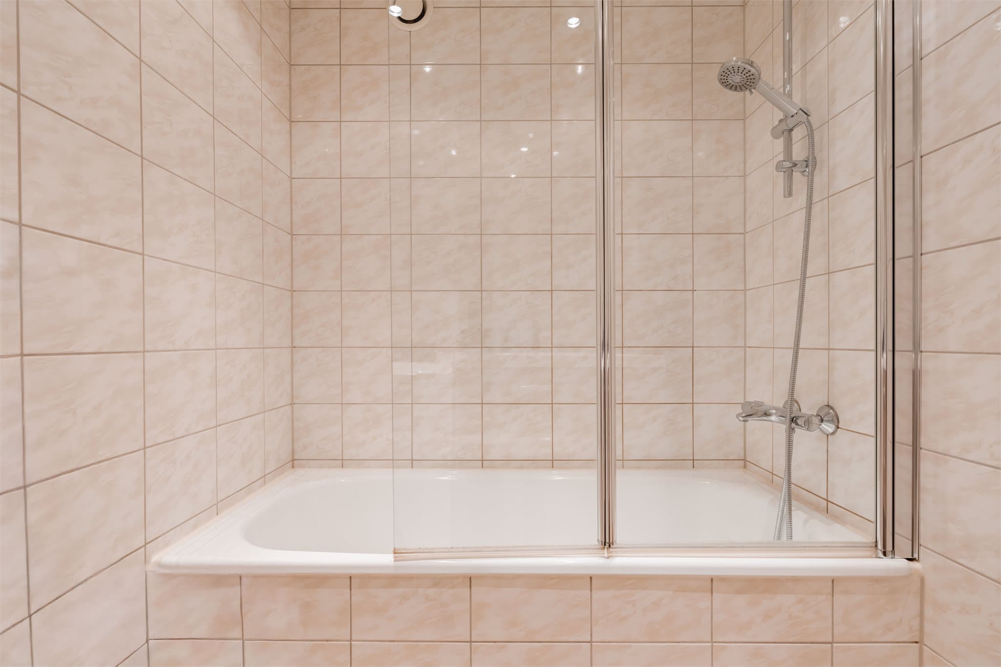 Innredningen består av en nedfelt servant og det er badekar med dusjhjørne.