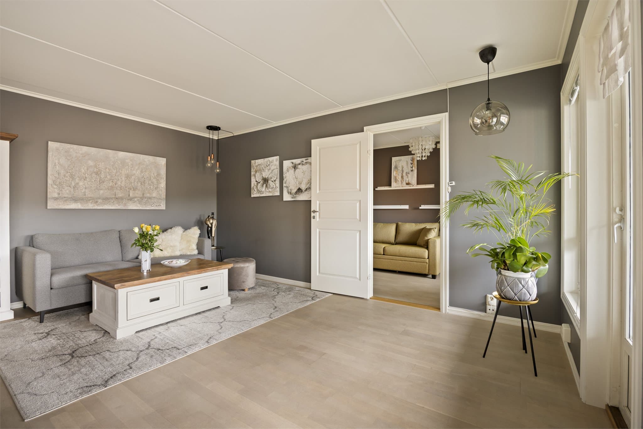 Stuen oppleves lys og romslig.