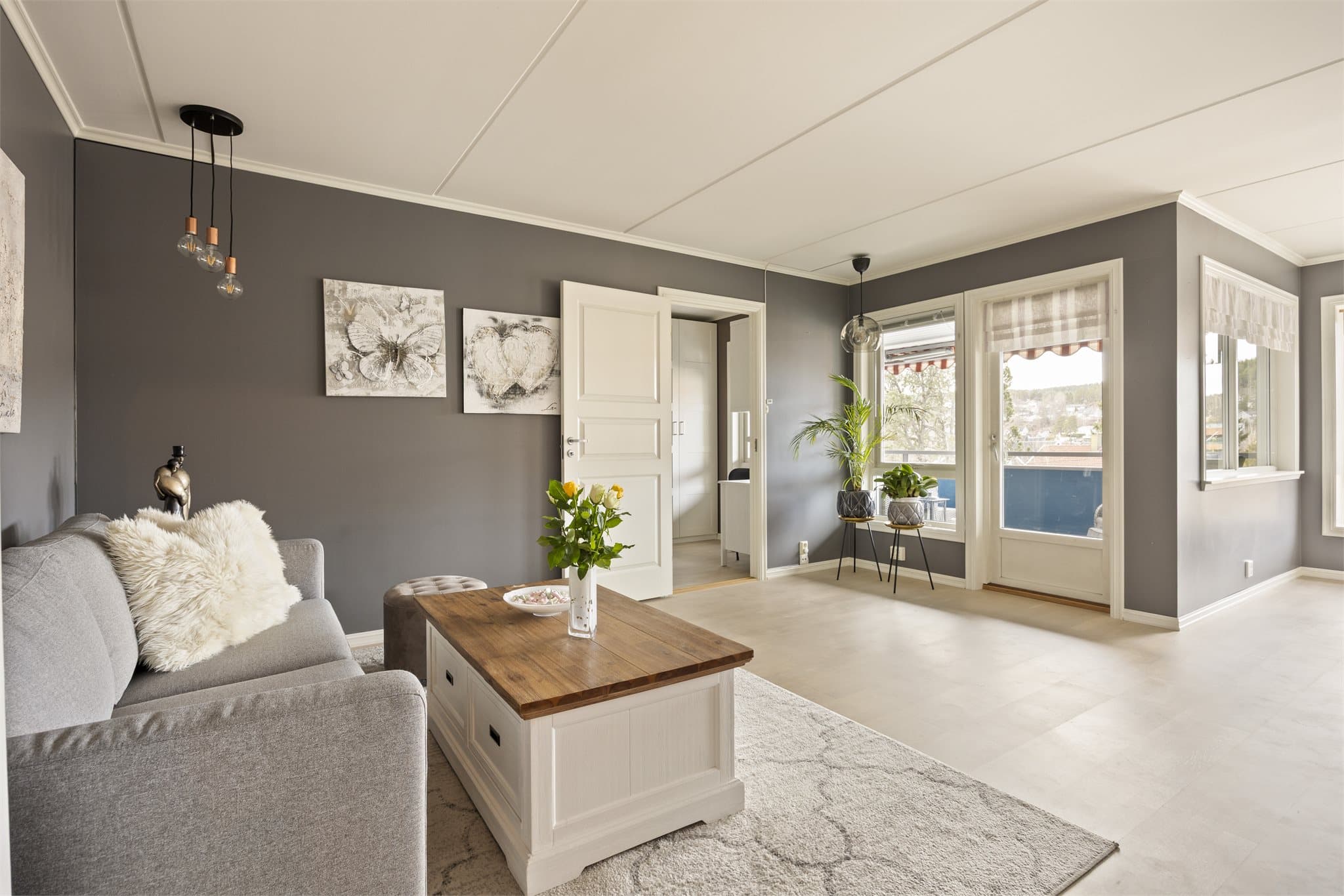 Fra stuen kan man trekke ut på balkongen.