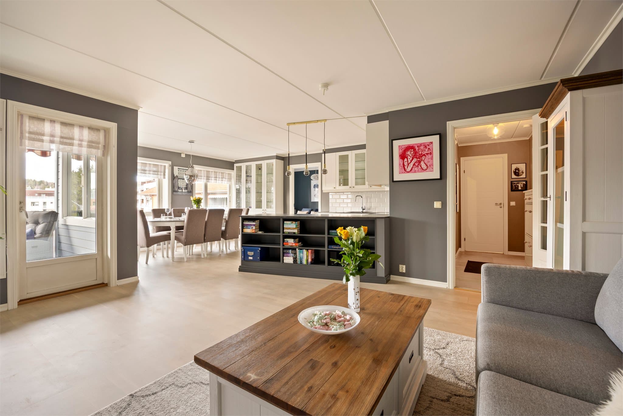 Åpen stue- og kjøkkenløsning.