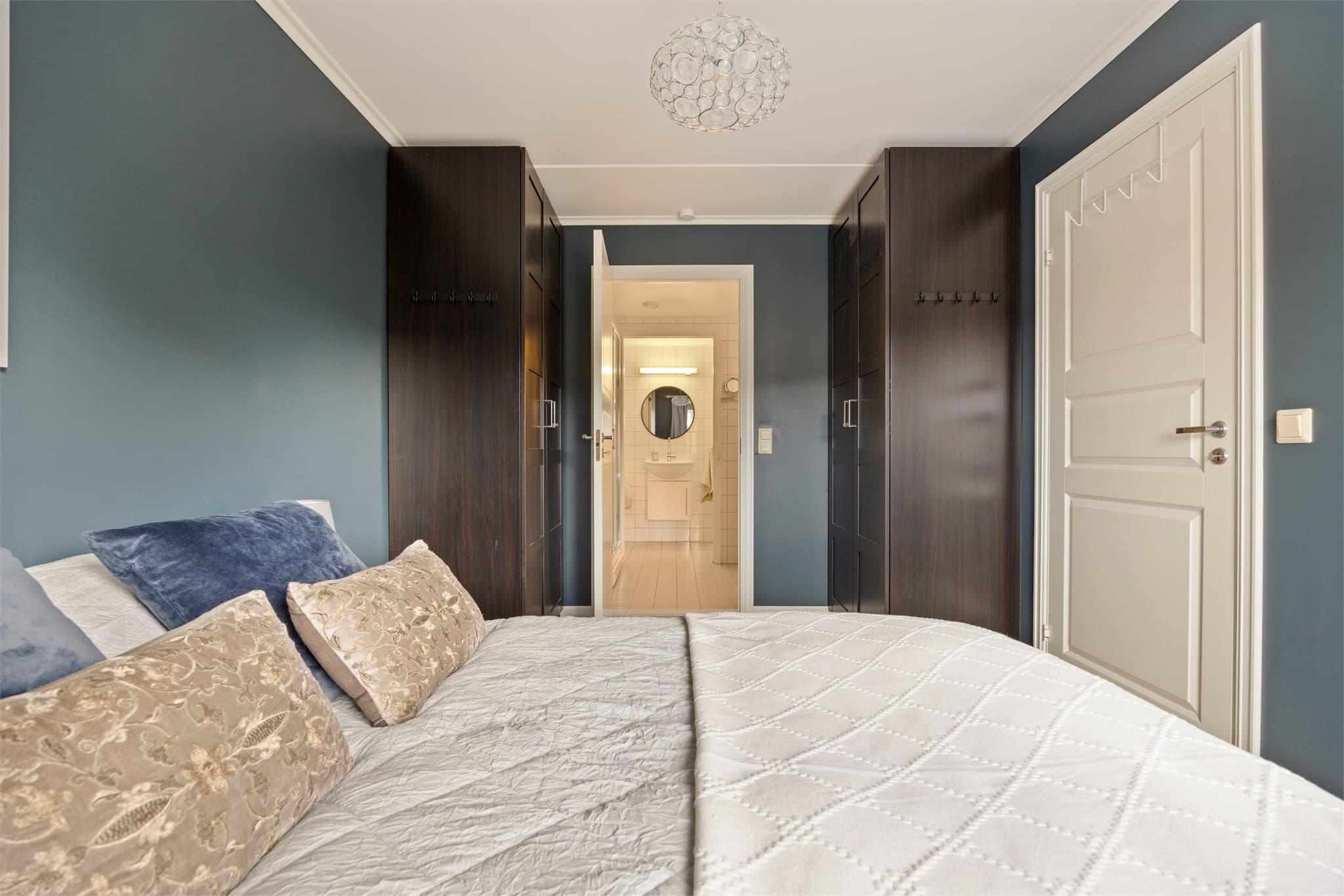 Soverommet har direkte adkomst til badet.