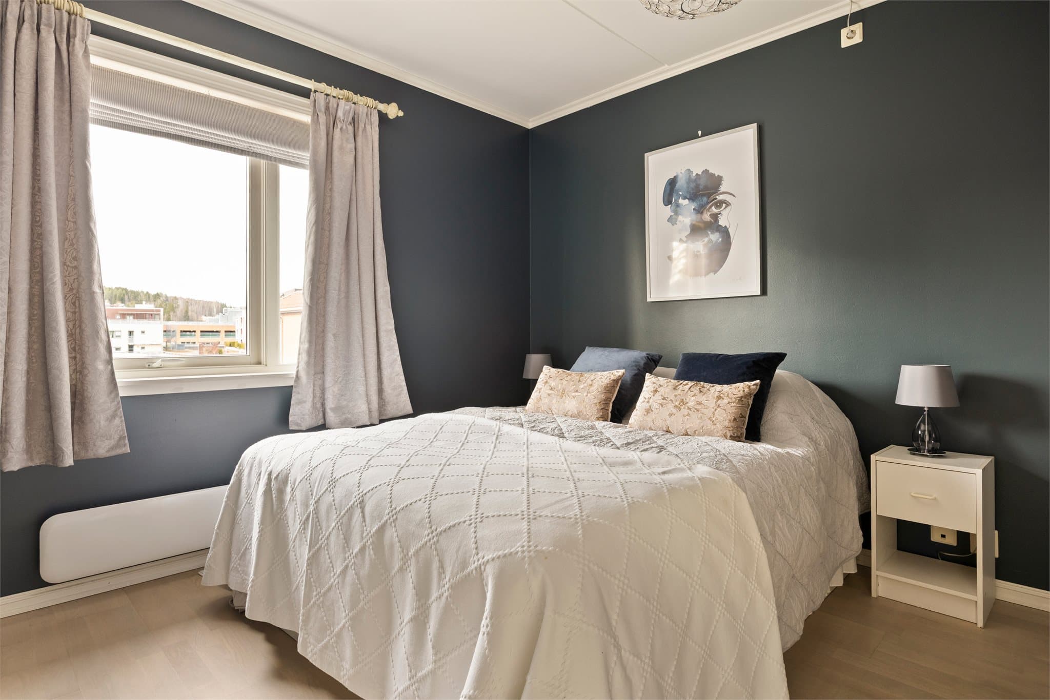 Romslig hovedsoverom med plass til dobbeltseng, nattbord og garderobeskap.