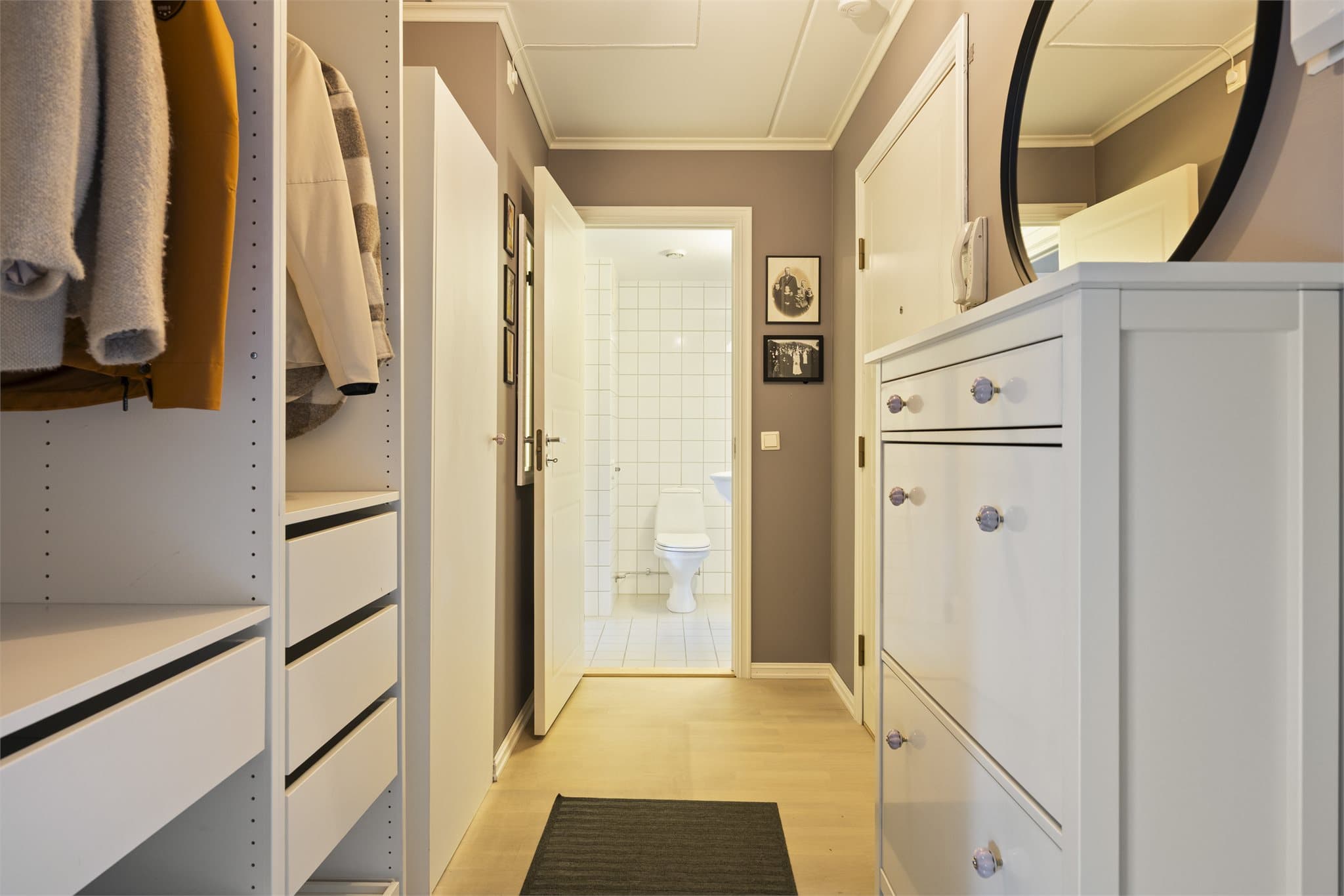 Praktisk dør mellom entre og WC.