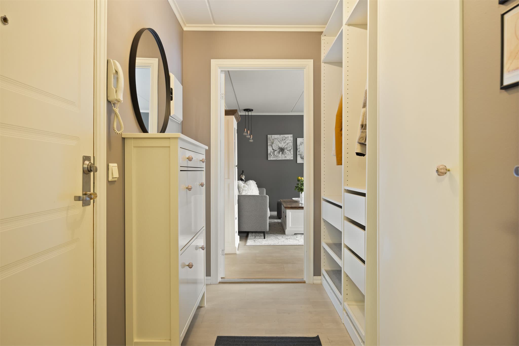 Innbydende entre med plass til å henge fra seg klær og sko.