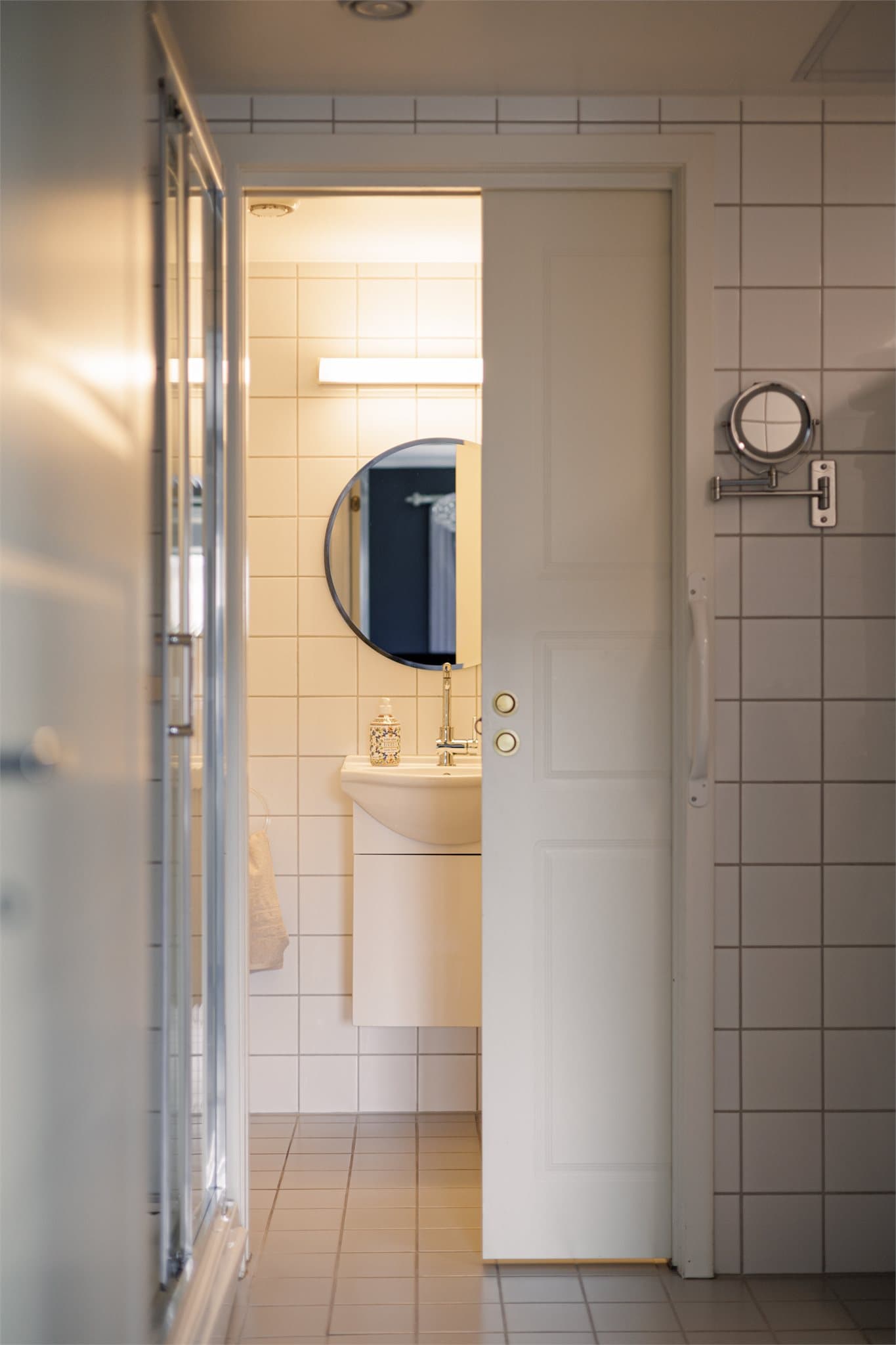 Her har man også en skyvedør mellom bad og WC.