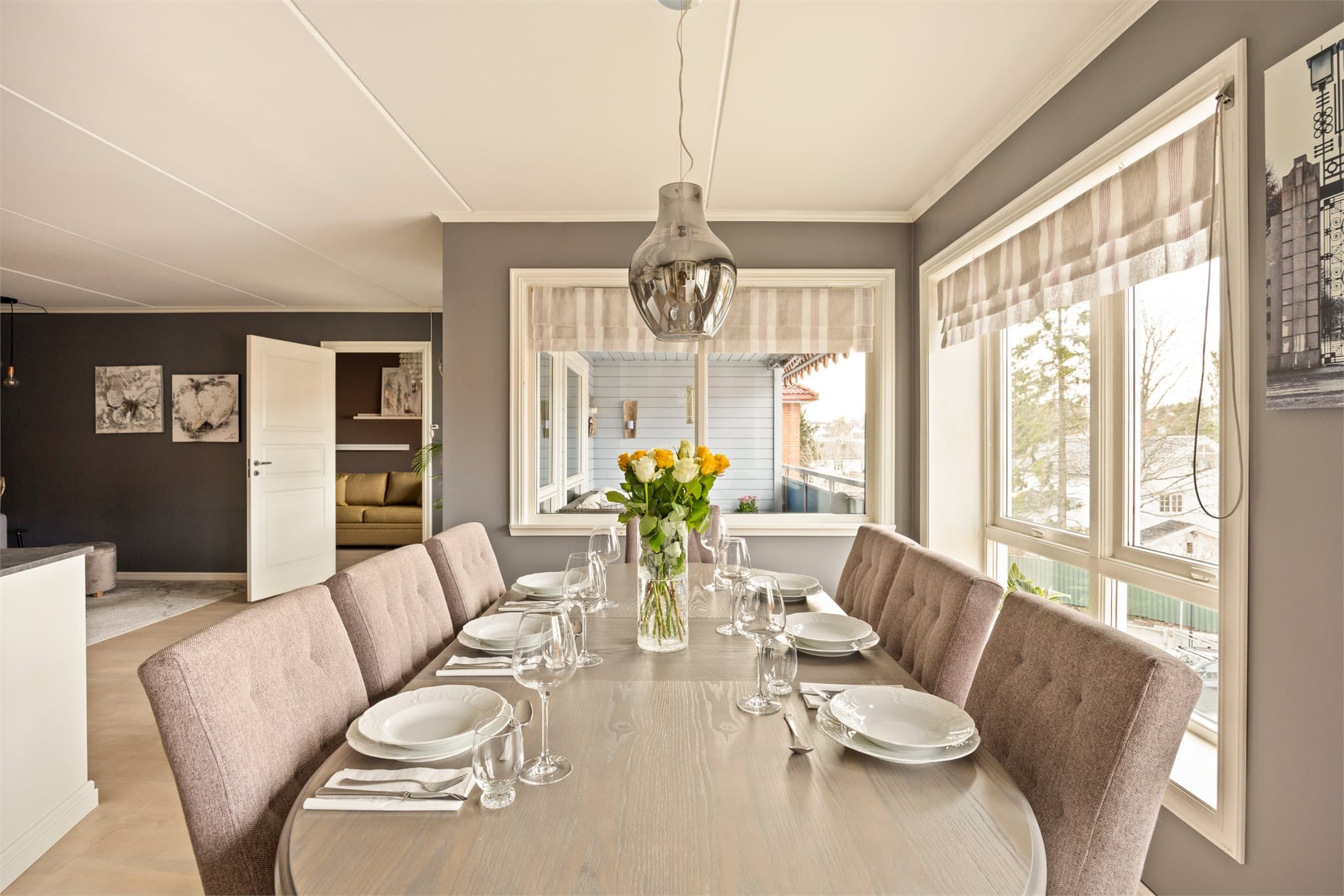 Her er det god plass til langbord og mange gjester.