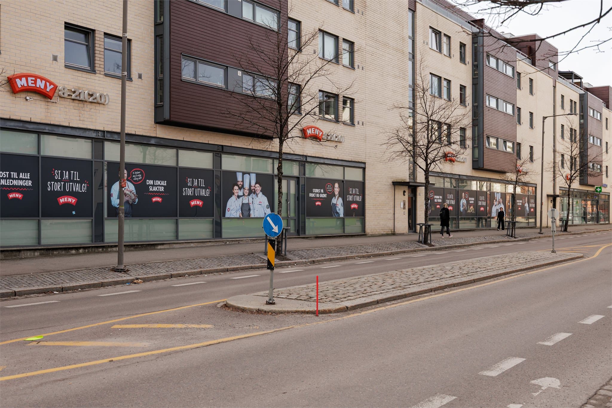 Rett utenfor døren har du alt du trenger i hverdagen - matbutikker, kafeer, restauranter og et av Norges største kjøpesenter.